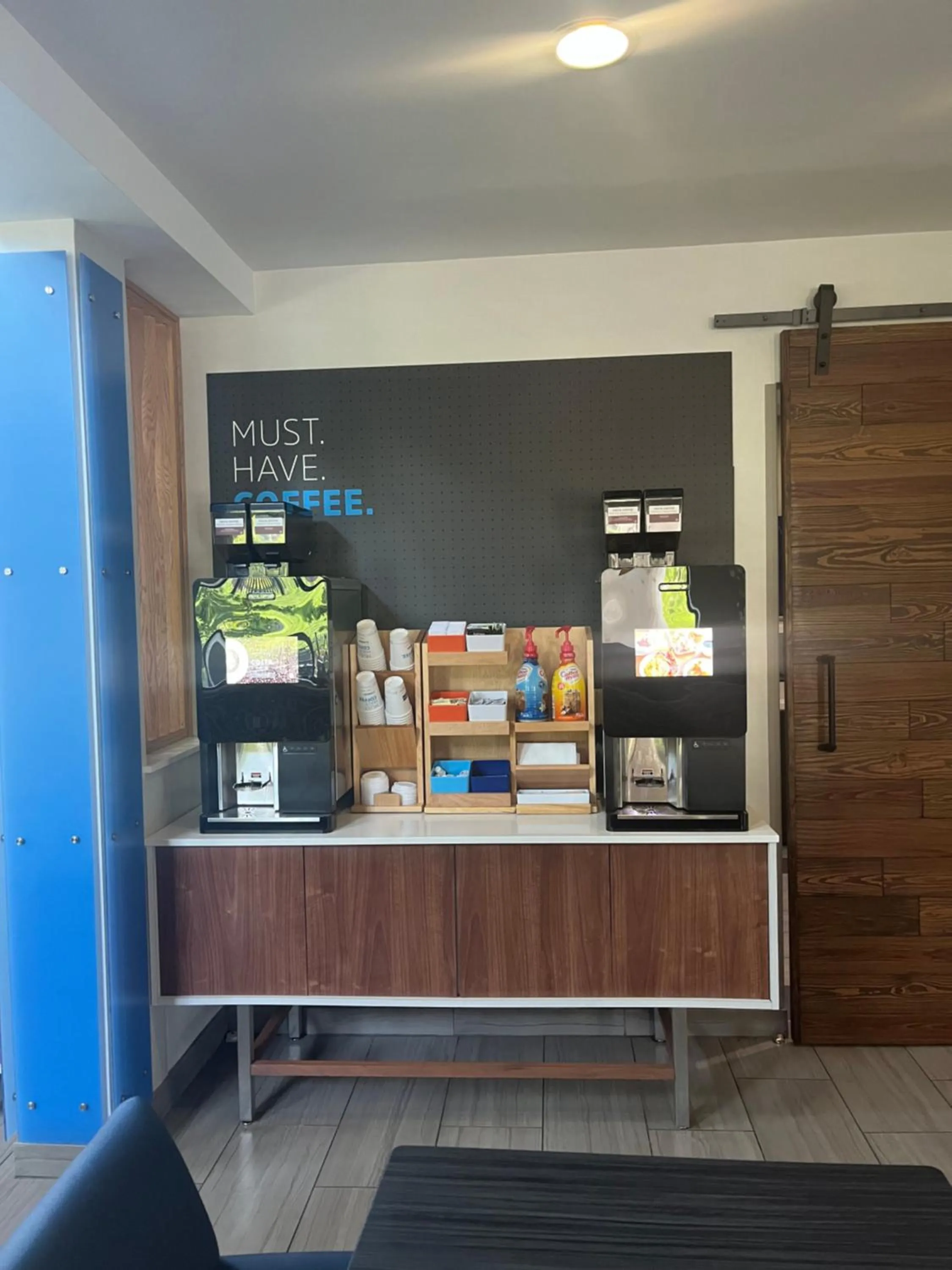 Coffee/tea facilities in Holiday Inn Express & Suites Culpeper by IHG