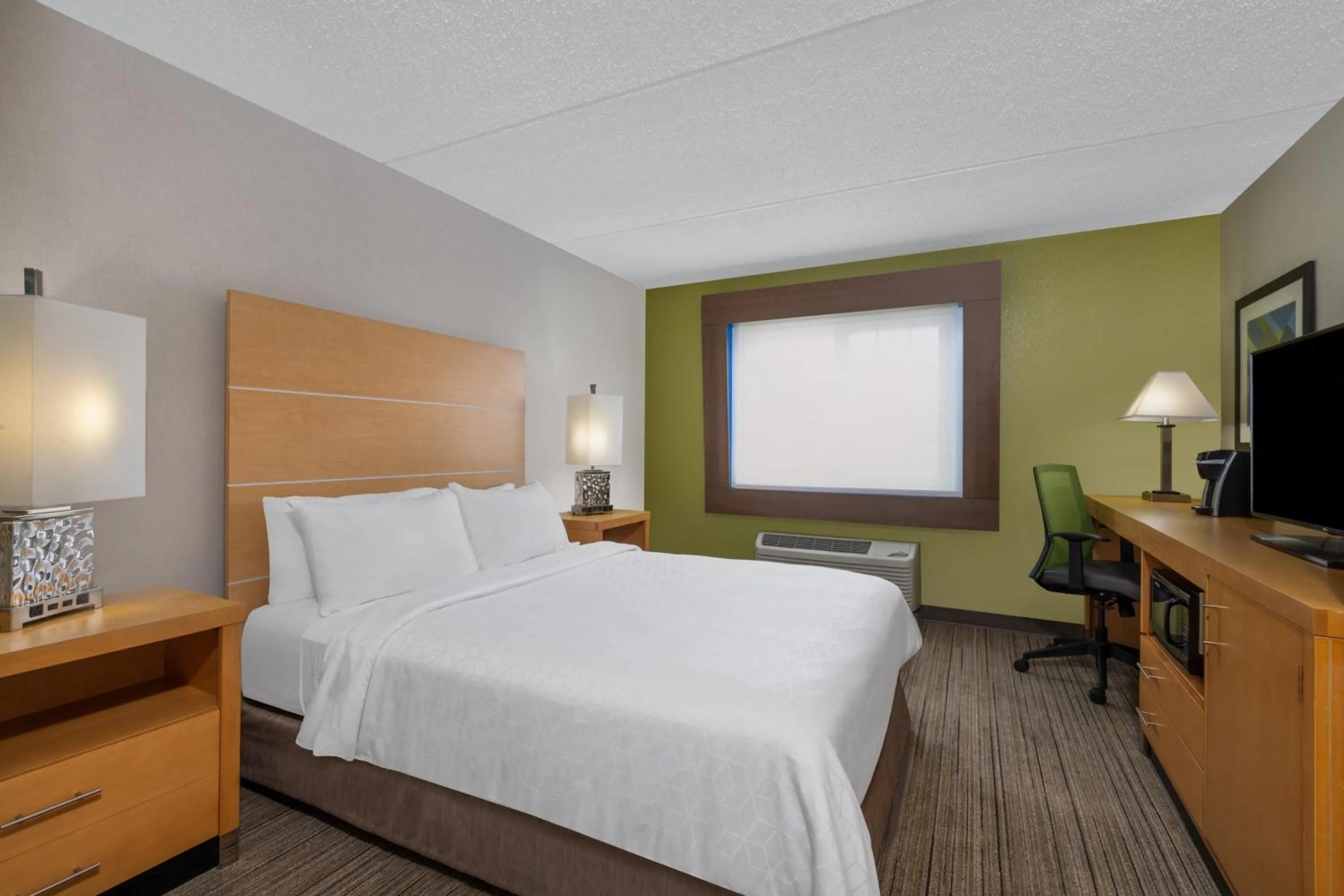 Photo of the whole room, Bed in Holiday Inn Express & Suites Wheat Ridge-Denver West by IHG