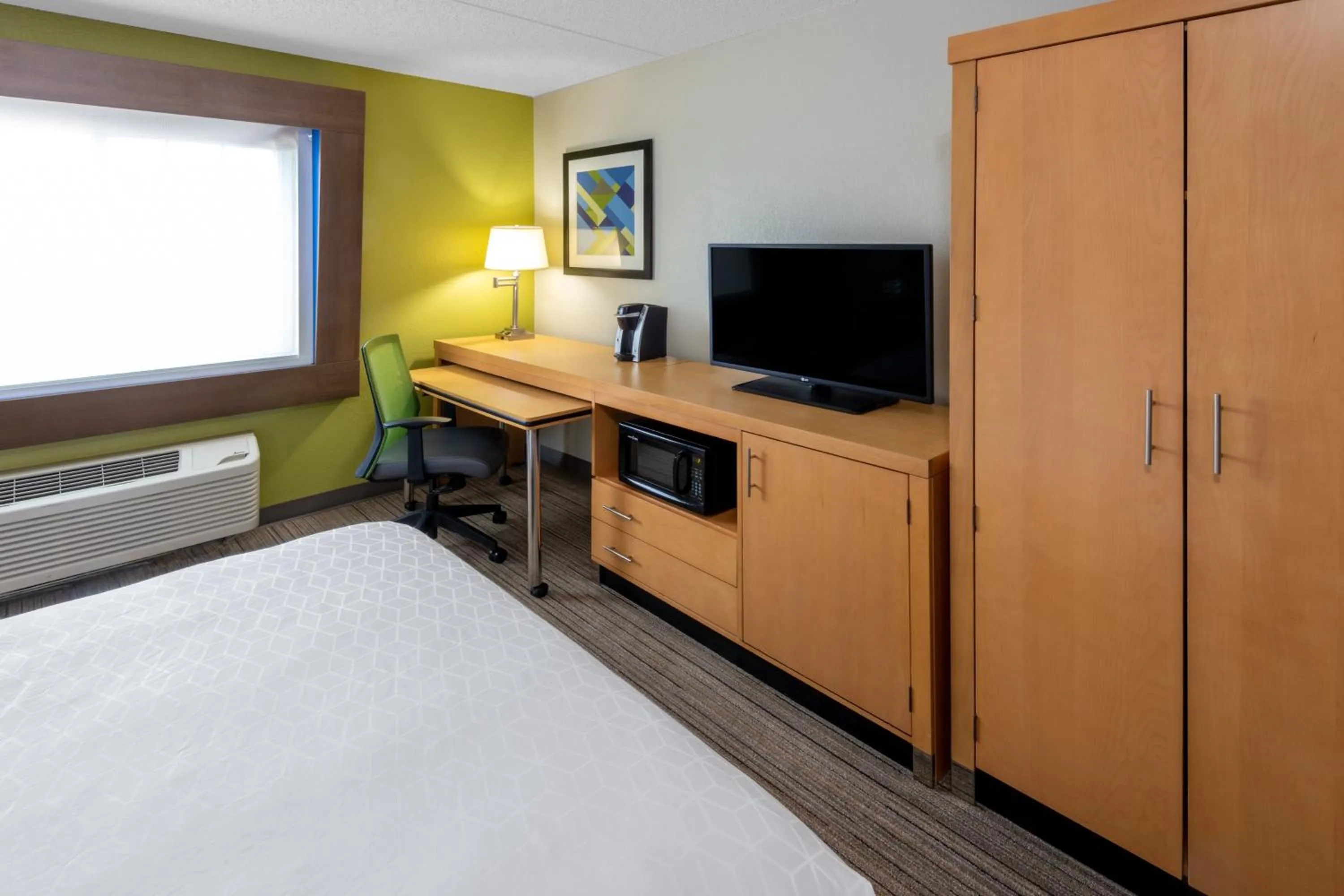 Photo of the whole room, Bed in Holiday Inn Express & Suites Wheat Ridge-Denver West by IHG