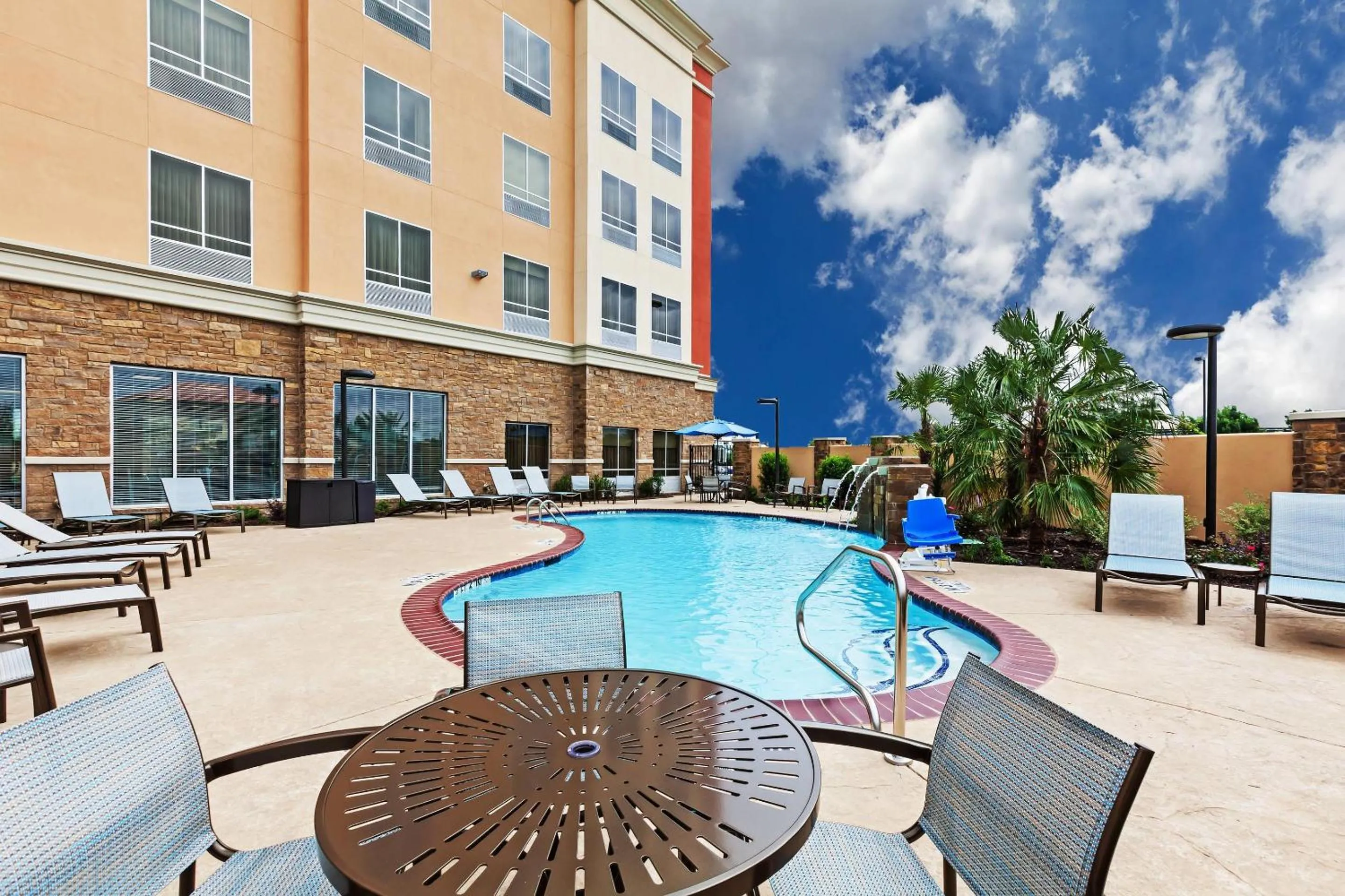 Swimming pool in Clarion Hotel The Colony - Plano West