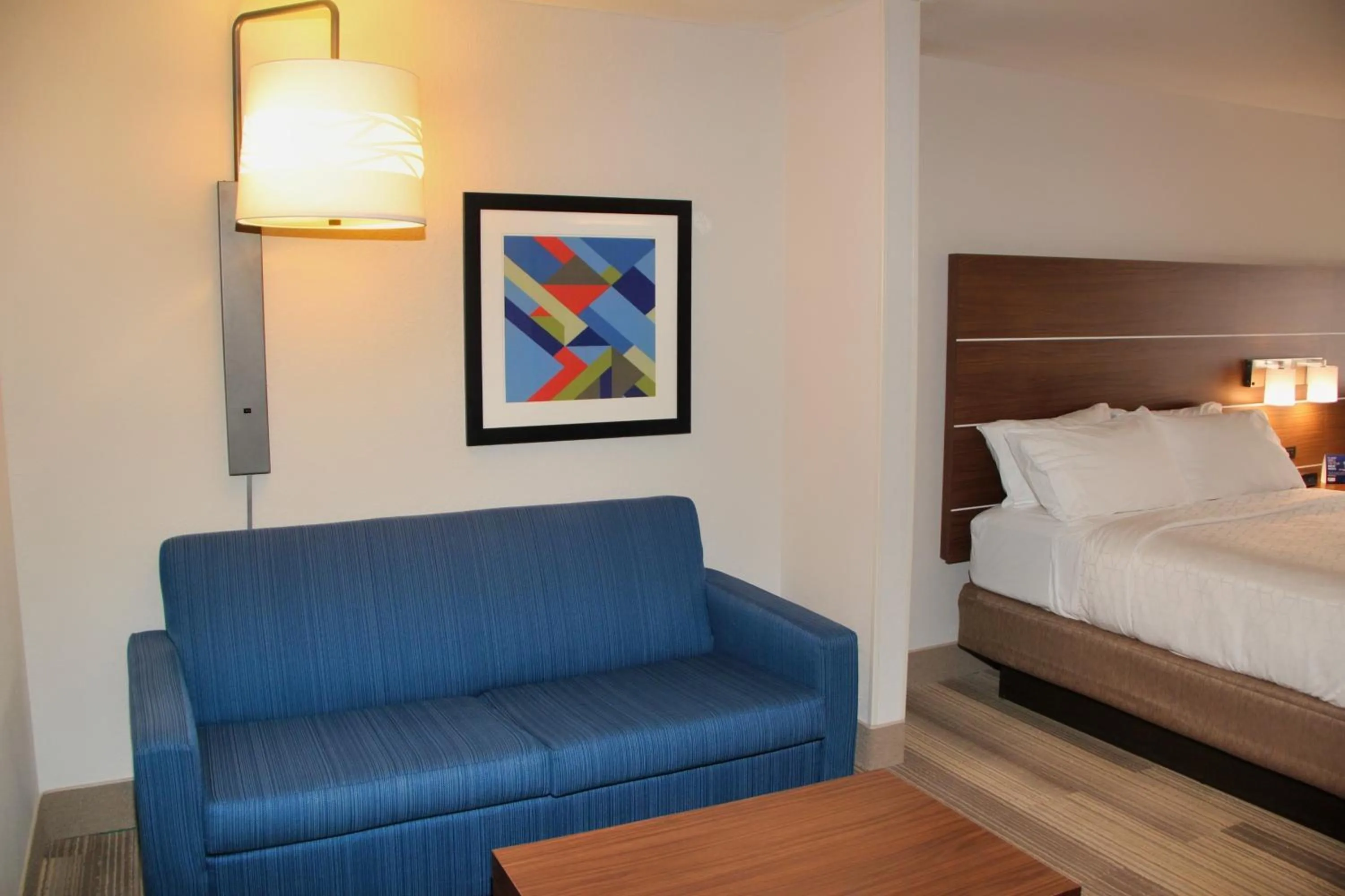 Photo of the whole room, Bed in Holiday Inn Express by IHG