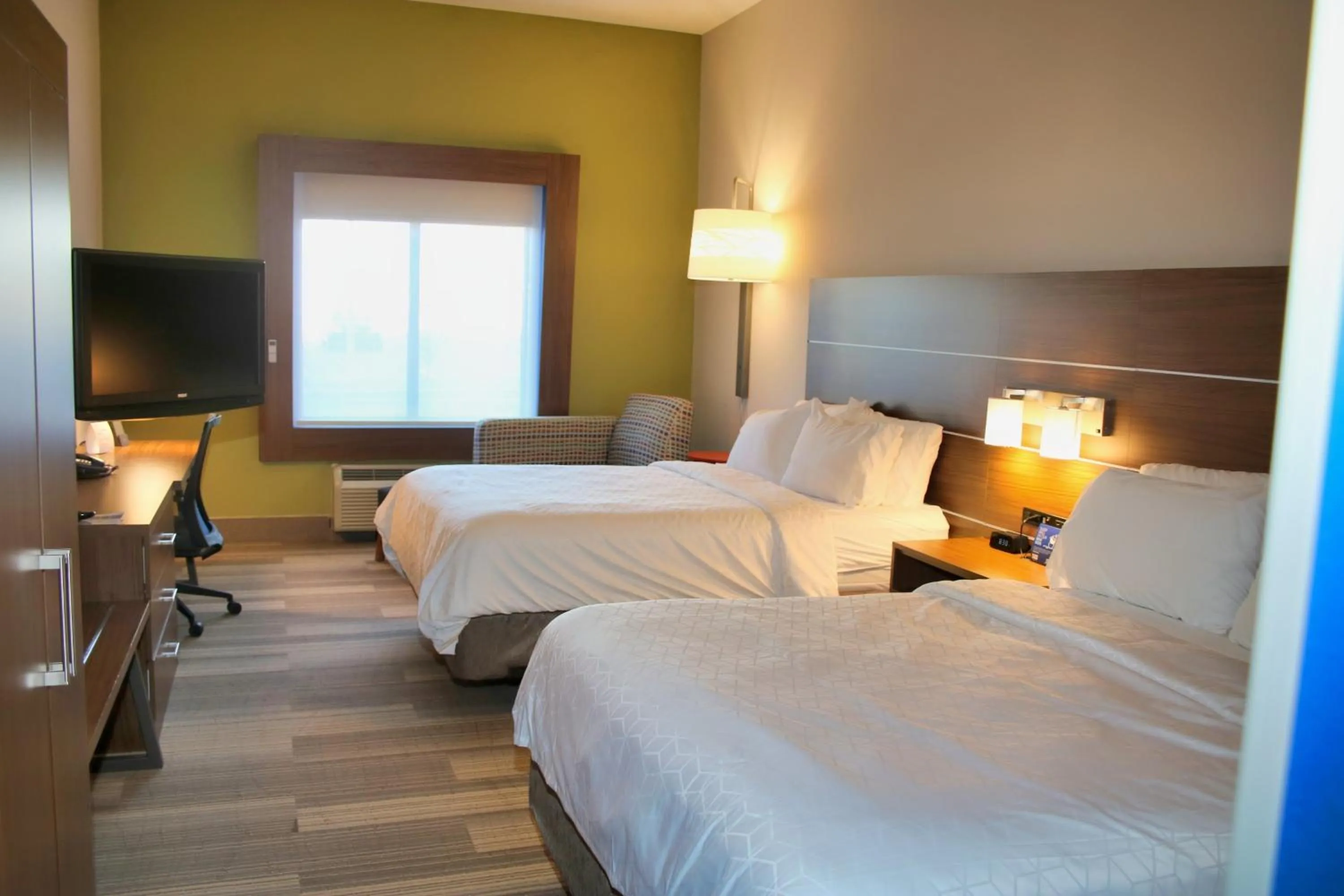Photo of the whole room, Bed in Holiday Inn Express by IHG