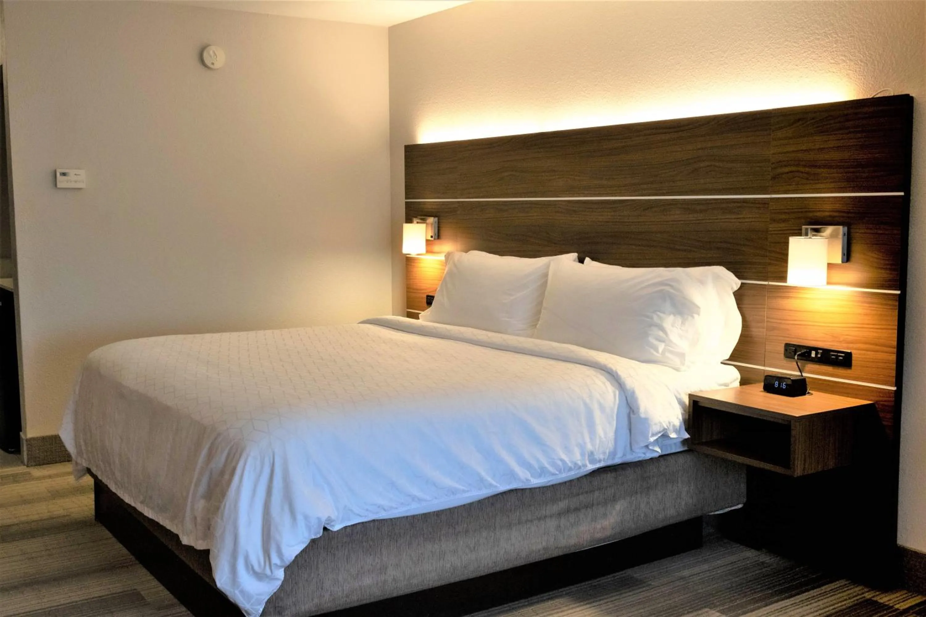 Photo of the whole room, Bed in Holiday Inn Express by IHG