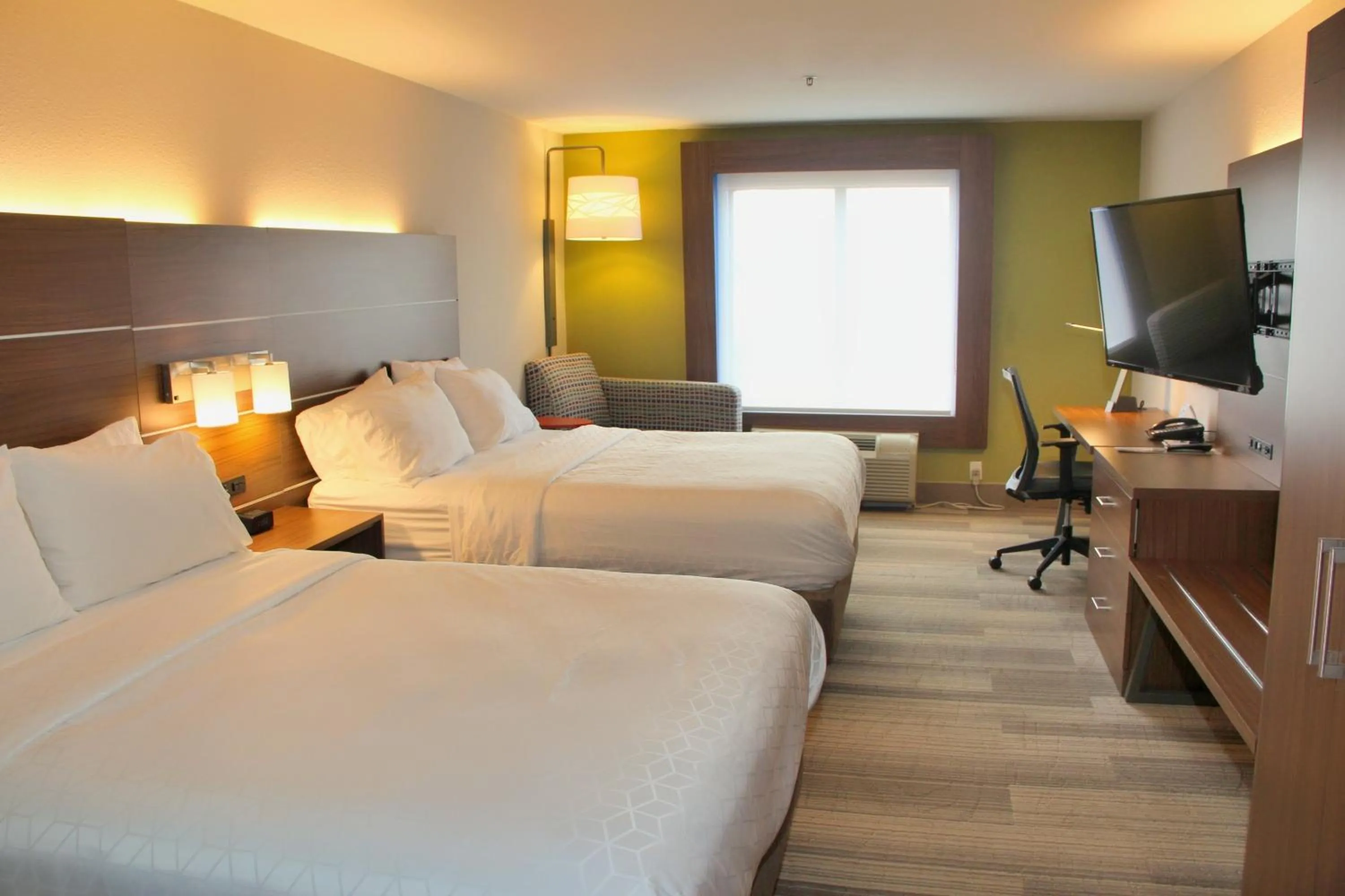 Photo of the whole room, Bed in Holiday Inn Express by IHG