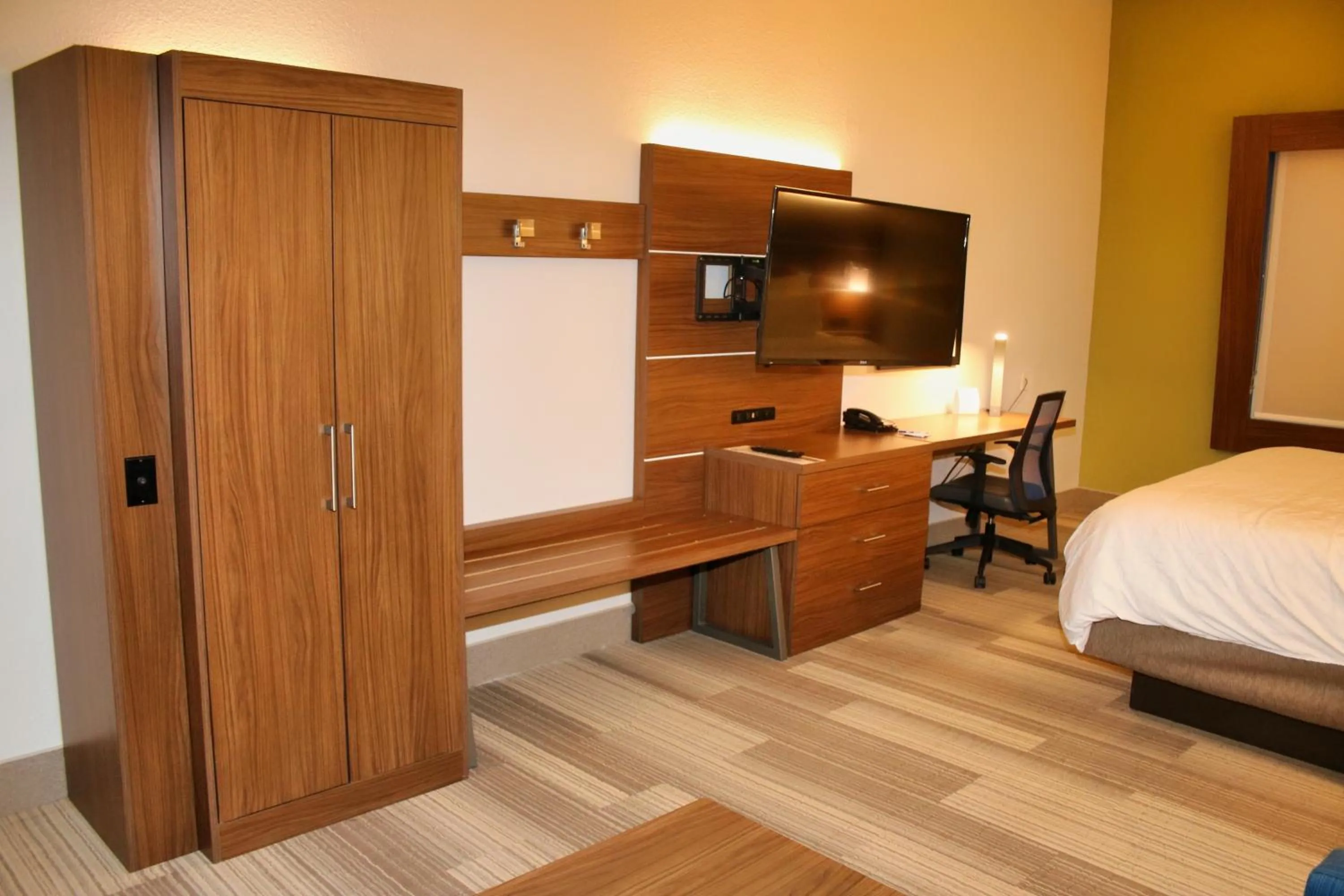 TV and multimedia, Bed in Holiday Inn Express by IHG
