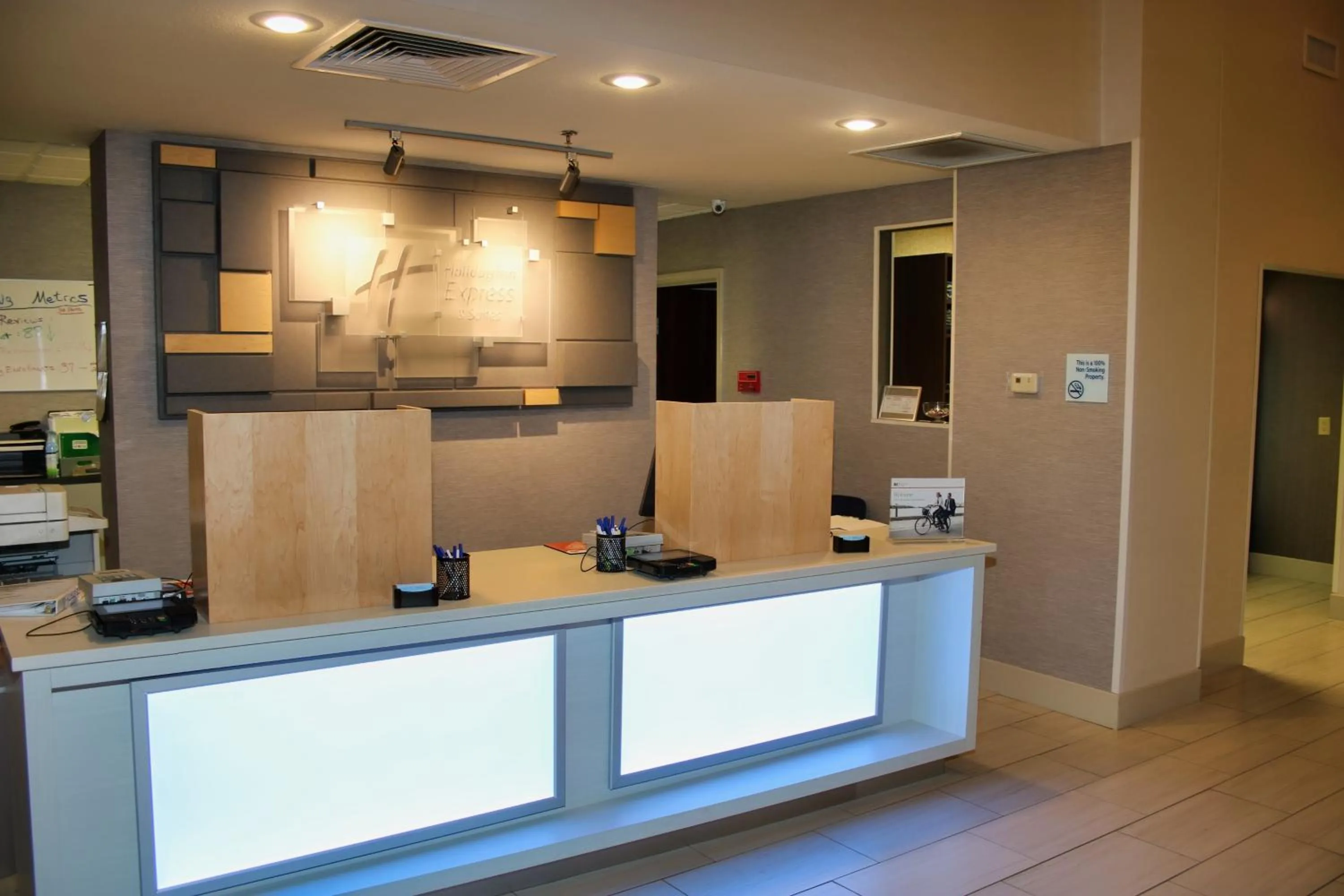 Lobby or reception in Holiday Inn Express by IHG