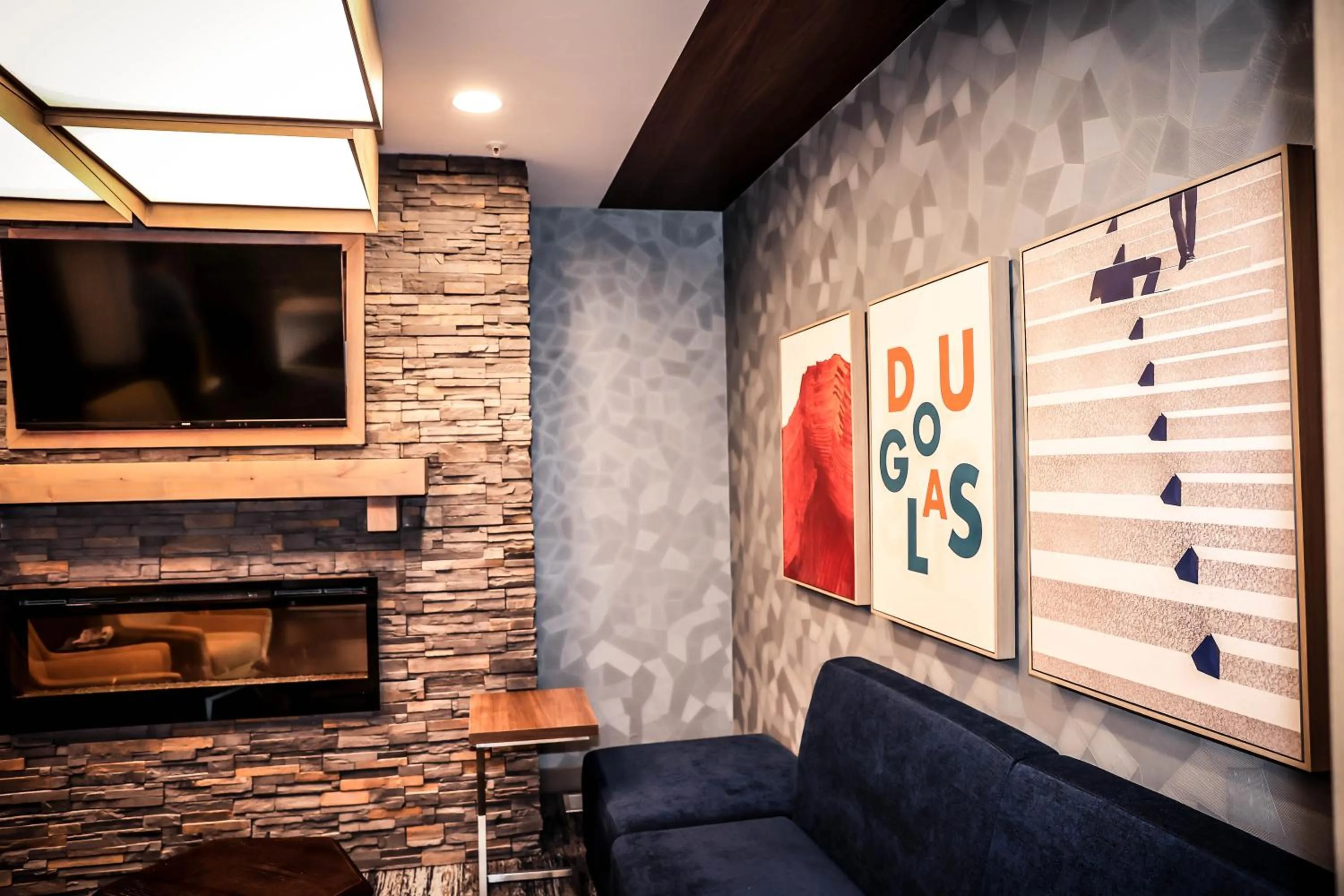 TV and multimedia in Holiday Inn Express & Suites Douglas by IHG