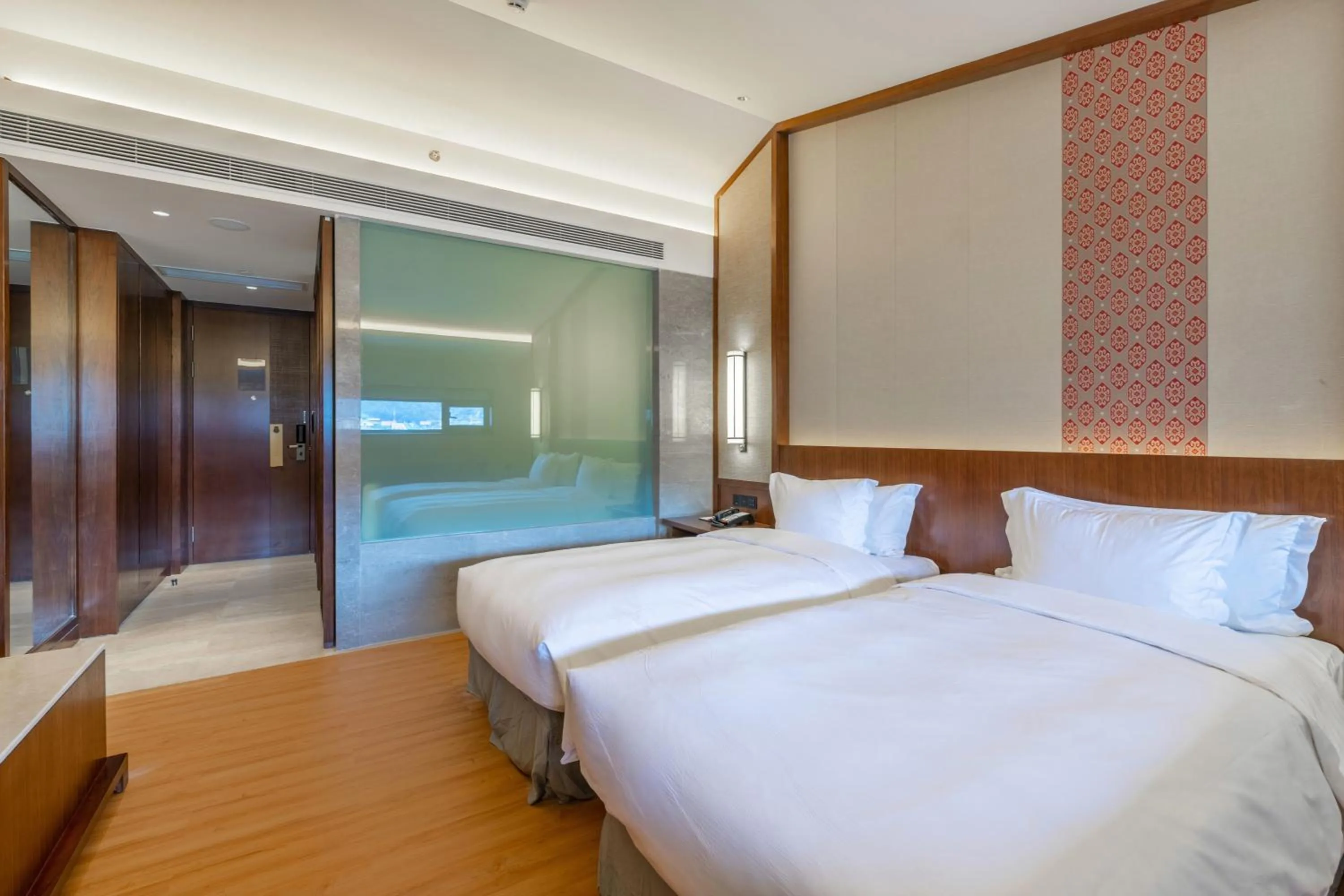 Photo of the whole room, Bed in Howard Johnson Neodalle Resort Zhangjiajie