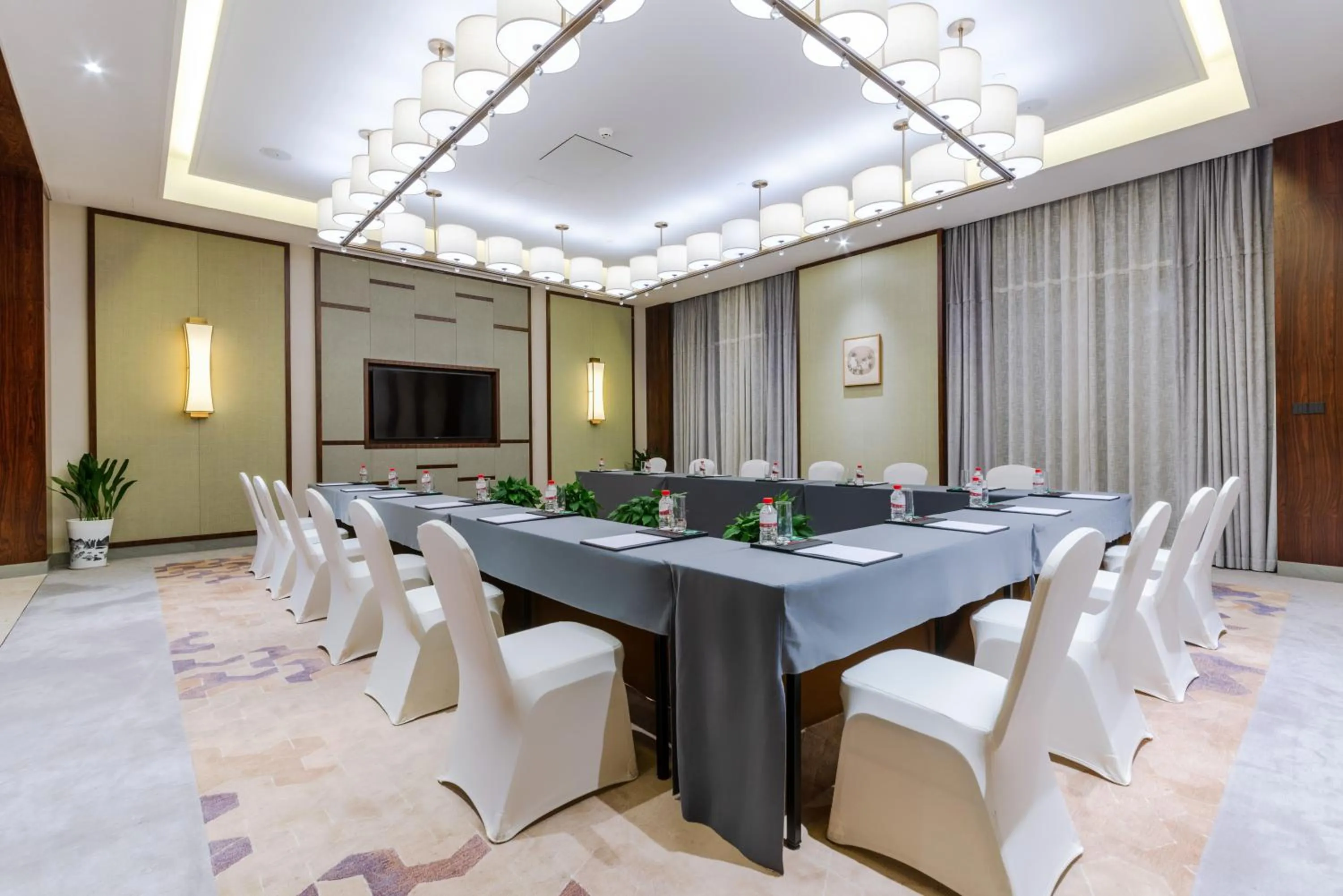 Meeting/conference room in Howard Johnson Neodalle Resort Zhangjiajie
