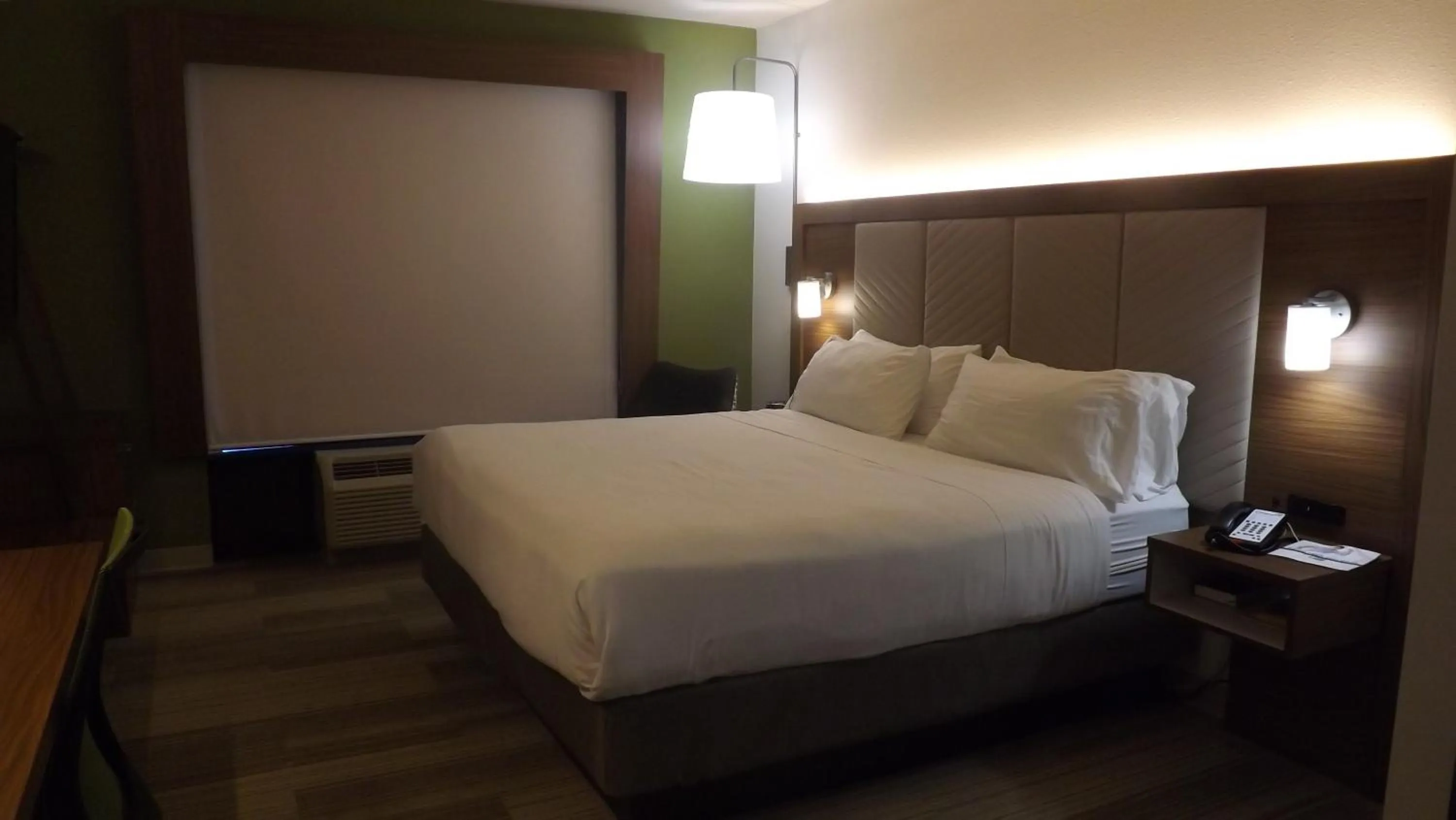 Photo of the whole room, Bed in Holiday Inn Express & Suites Dyersburg by IHG