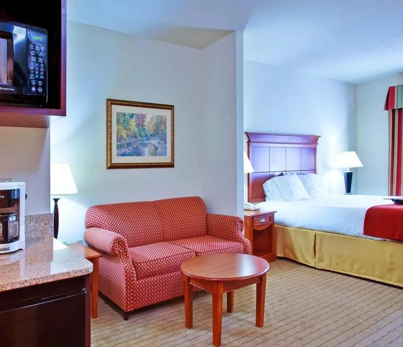 Seating area, Bed in Holiday Inn Express & Suites Dyersburg by IHG
