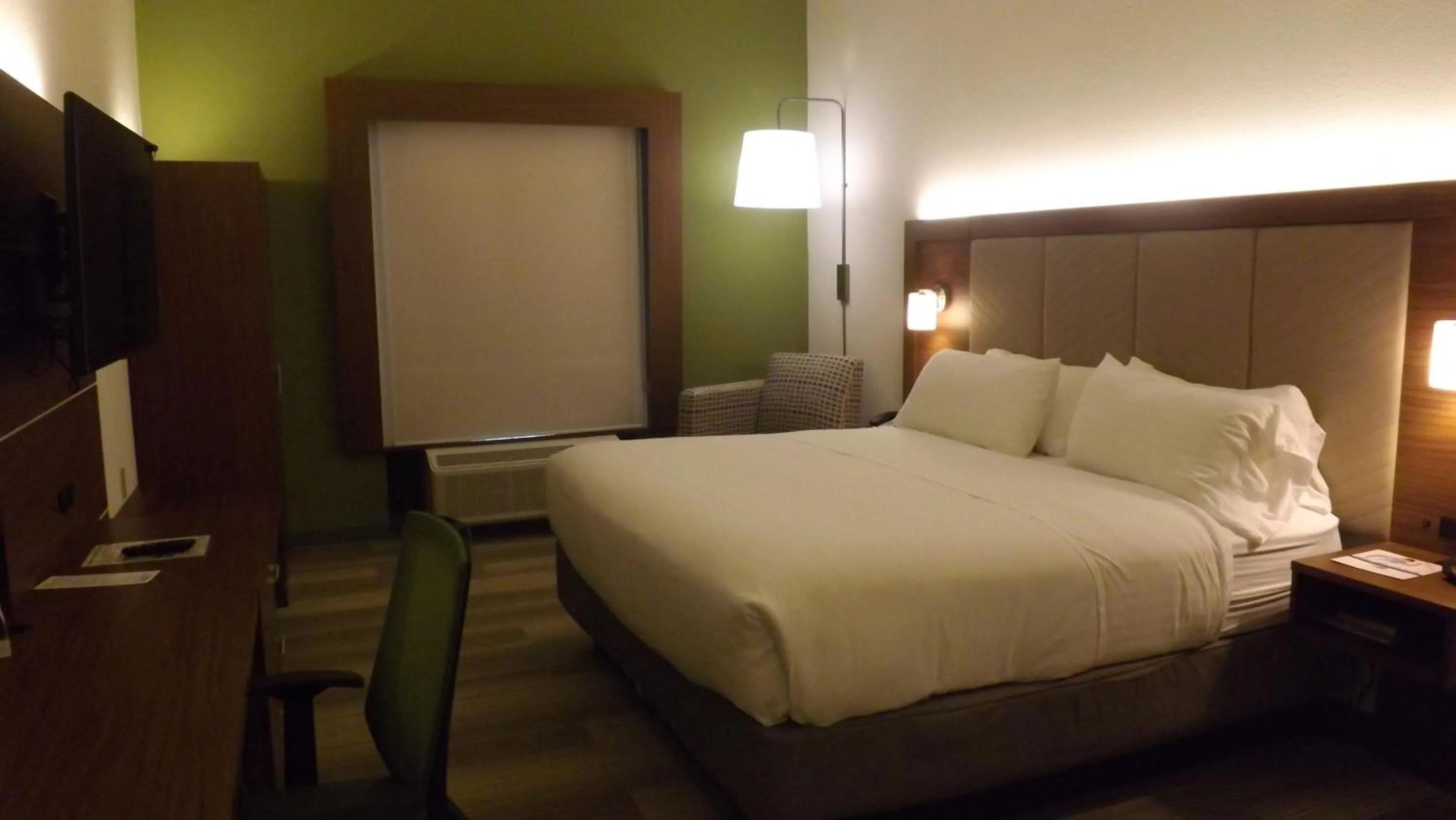 Photo of the whole room, Bed in Holiday Inn Express & Suites Dyersburg by IHG