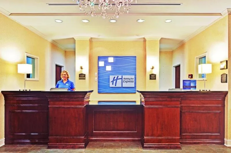 Staff in Holiday Inn Express & Suites Dyersburg by IHG