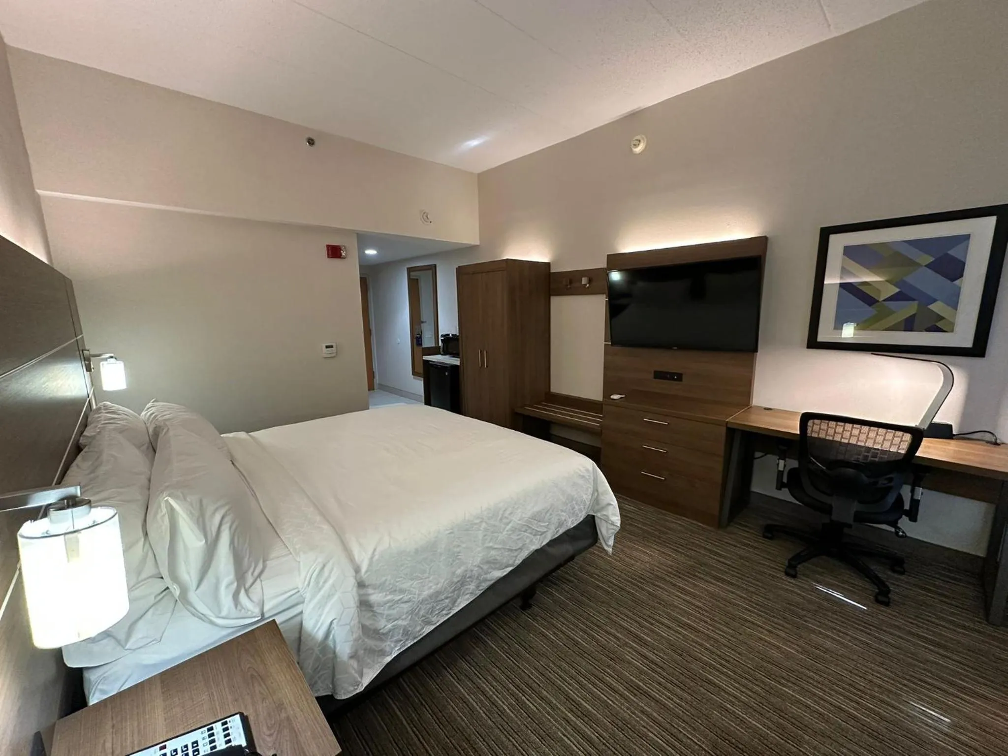 Bed in Holiday Inn Express Edgewood-Aberdeen-Bel Air