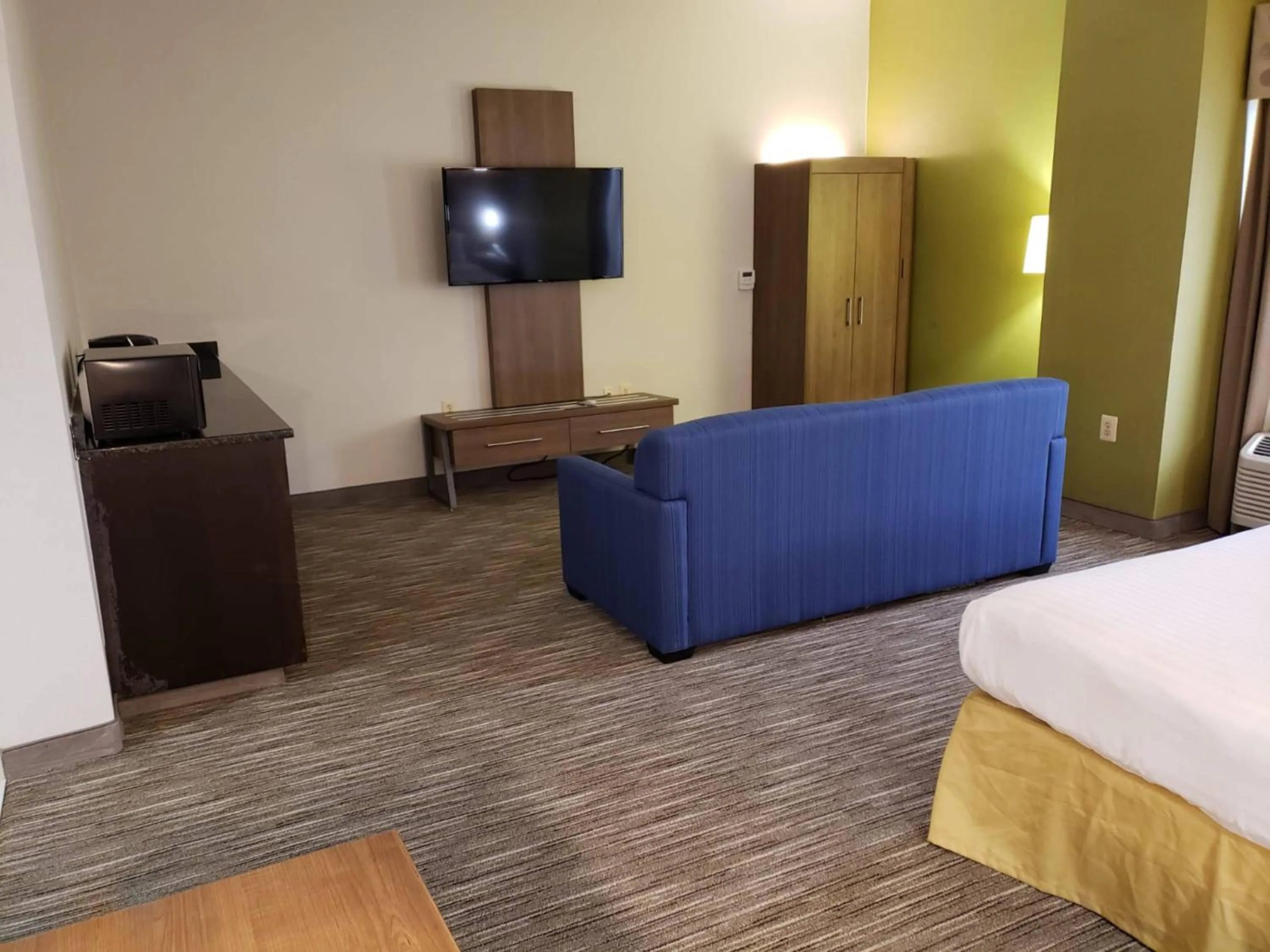 Communal lounge/ TV room, Bed in Holiday Inn Express Edgewood-Aberdeen-Bel Air