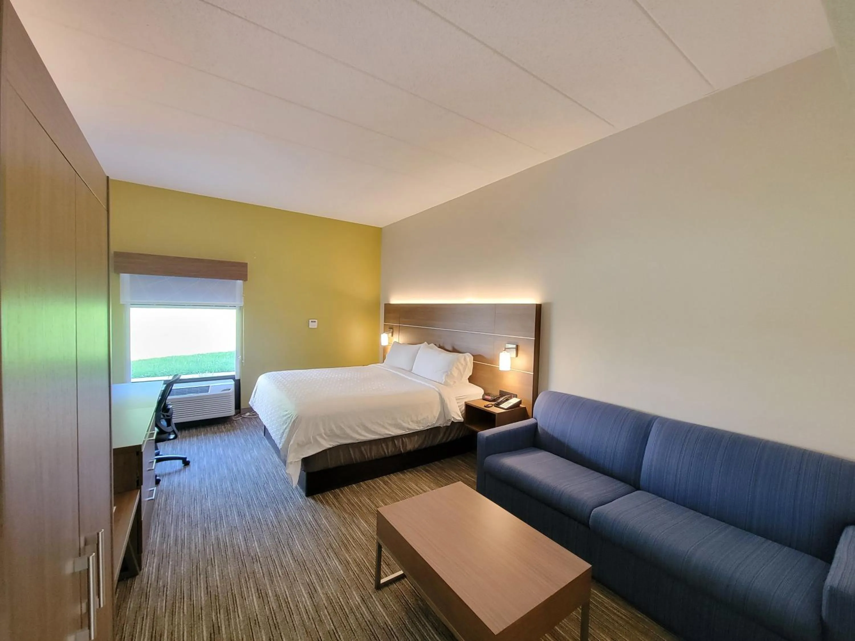 Photo of the whole room, Bed in Holiday Inn Express Edgewood-Aberdeen-Bel Air