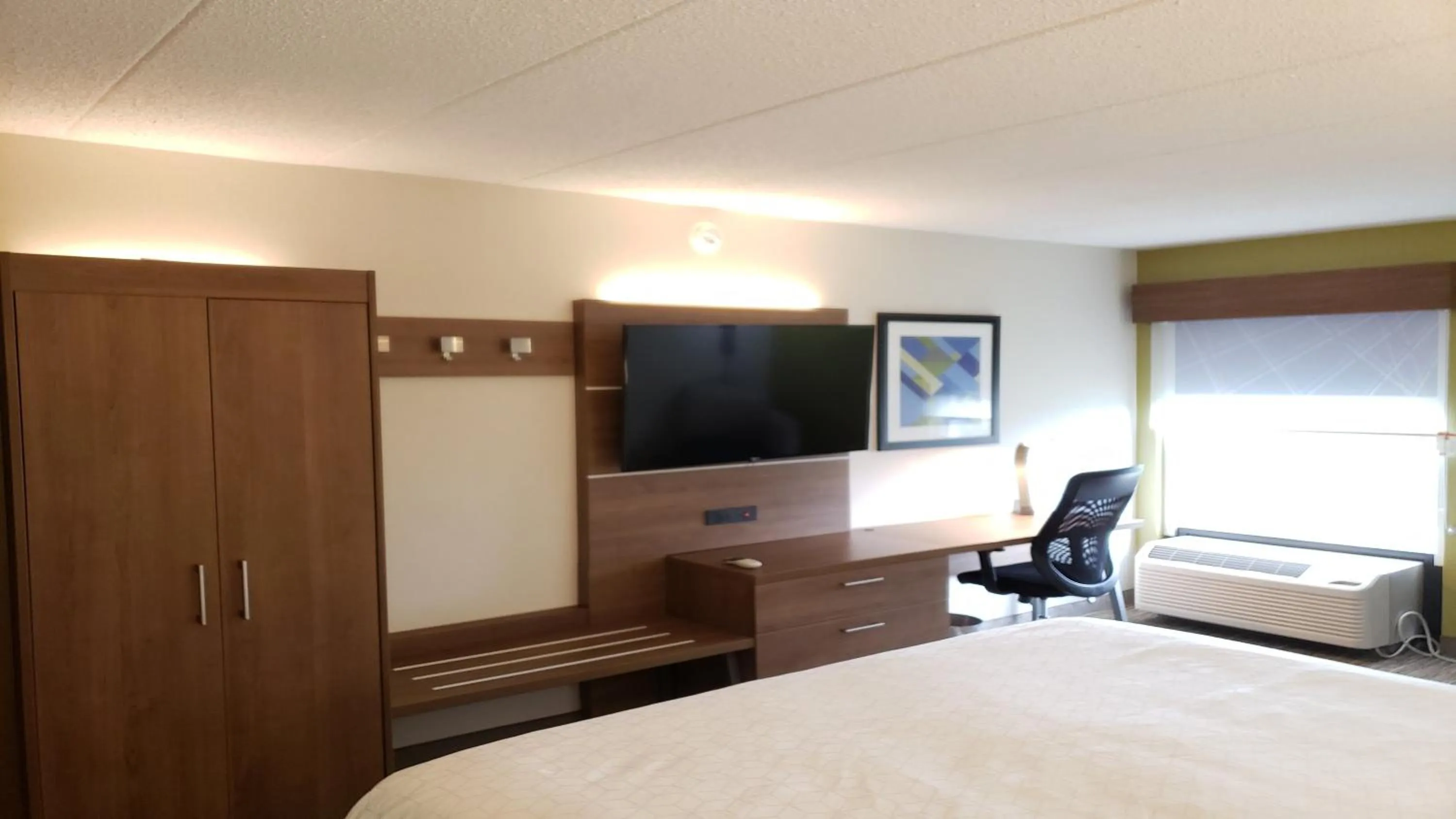 Photo of the whole room, Bed in Holiday Inn Express Edgewood-Aberdeen-Bel Air
