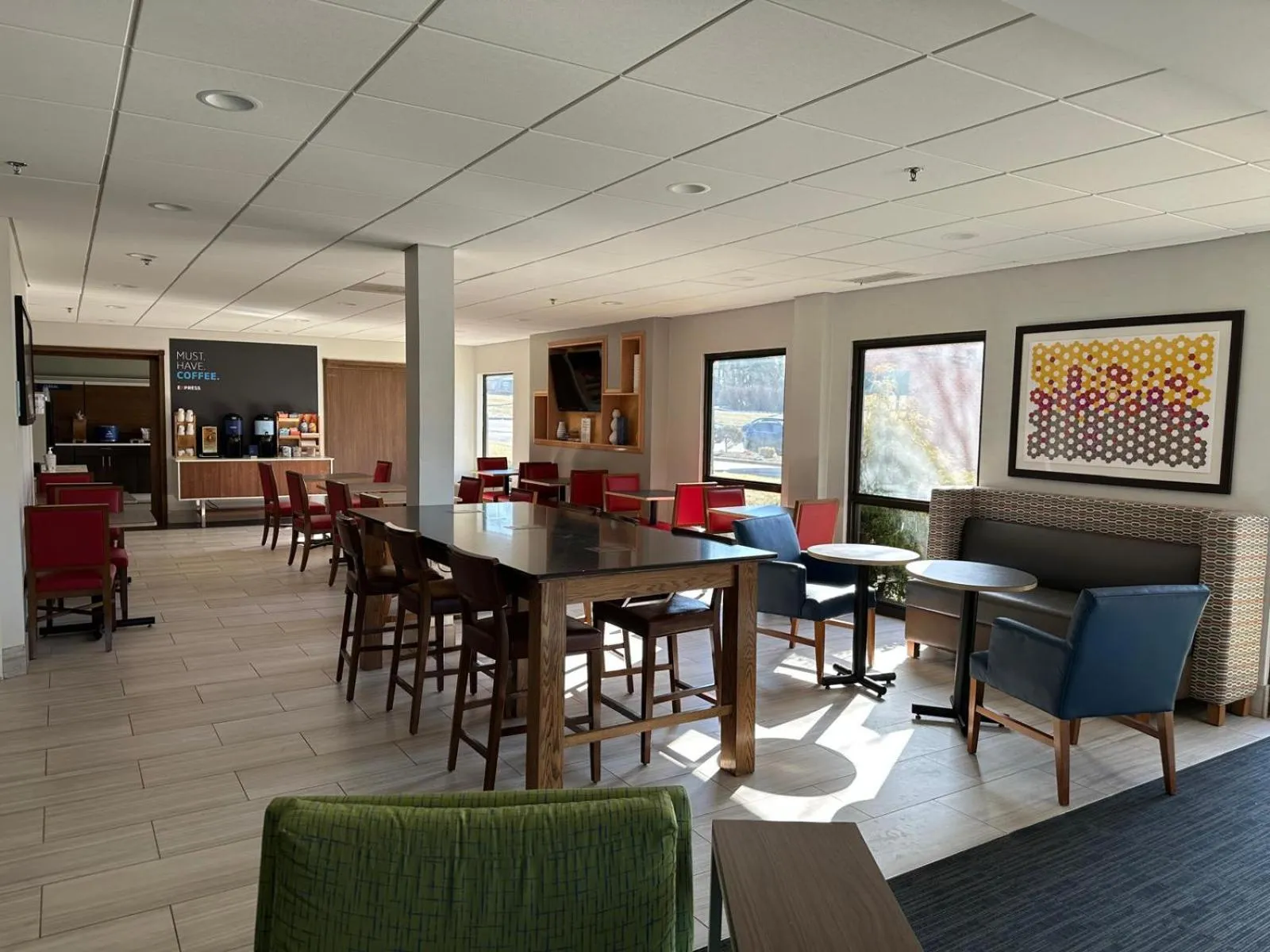 Communal lounge/ TV room in Holiday Inn Express Edgewood-Aberdeen-Bel Air
