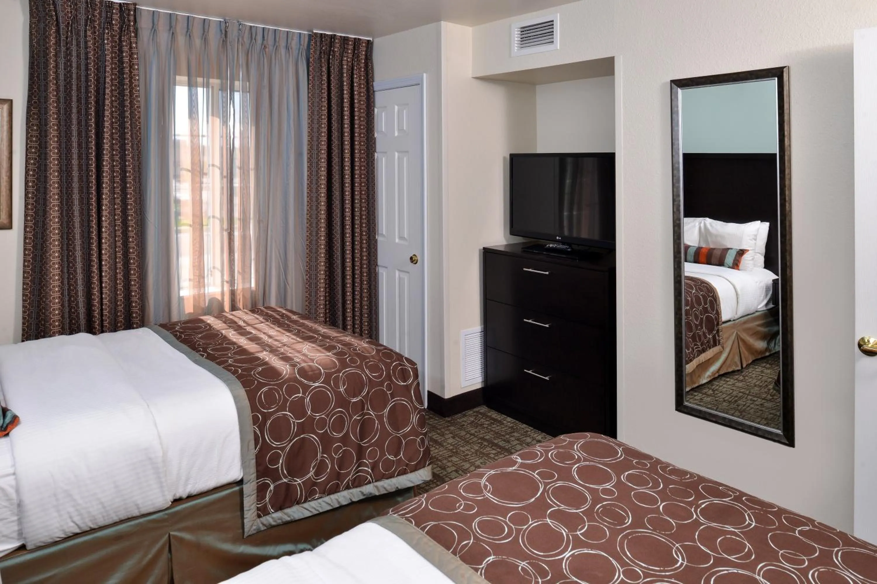 Photo of the whole room, Bed in Staybridge Suites Sioux Falls at Empire Mall by IHG