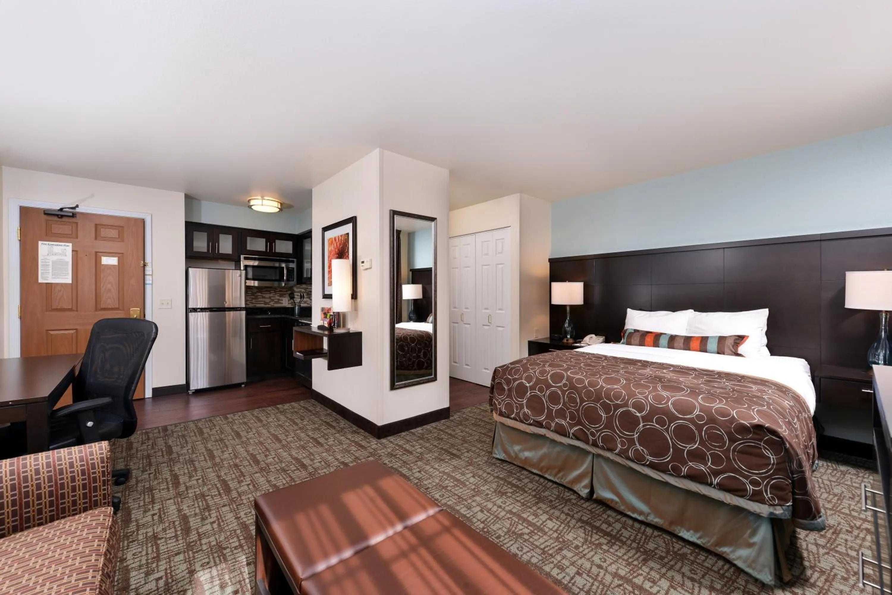 Photo of the whole room, Bed in Staybridge Suites Sioux Falls at Empire Mall by IHG