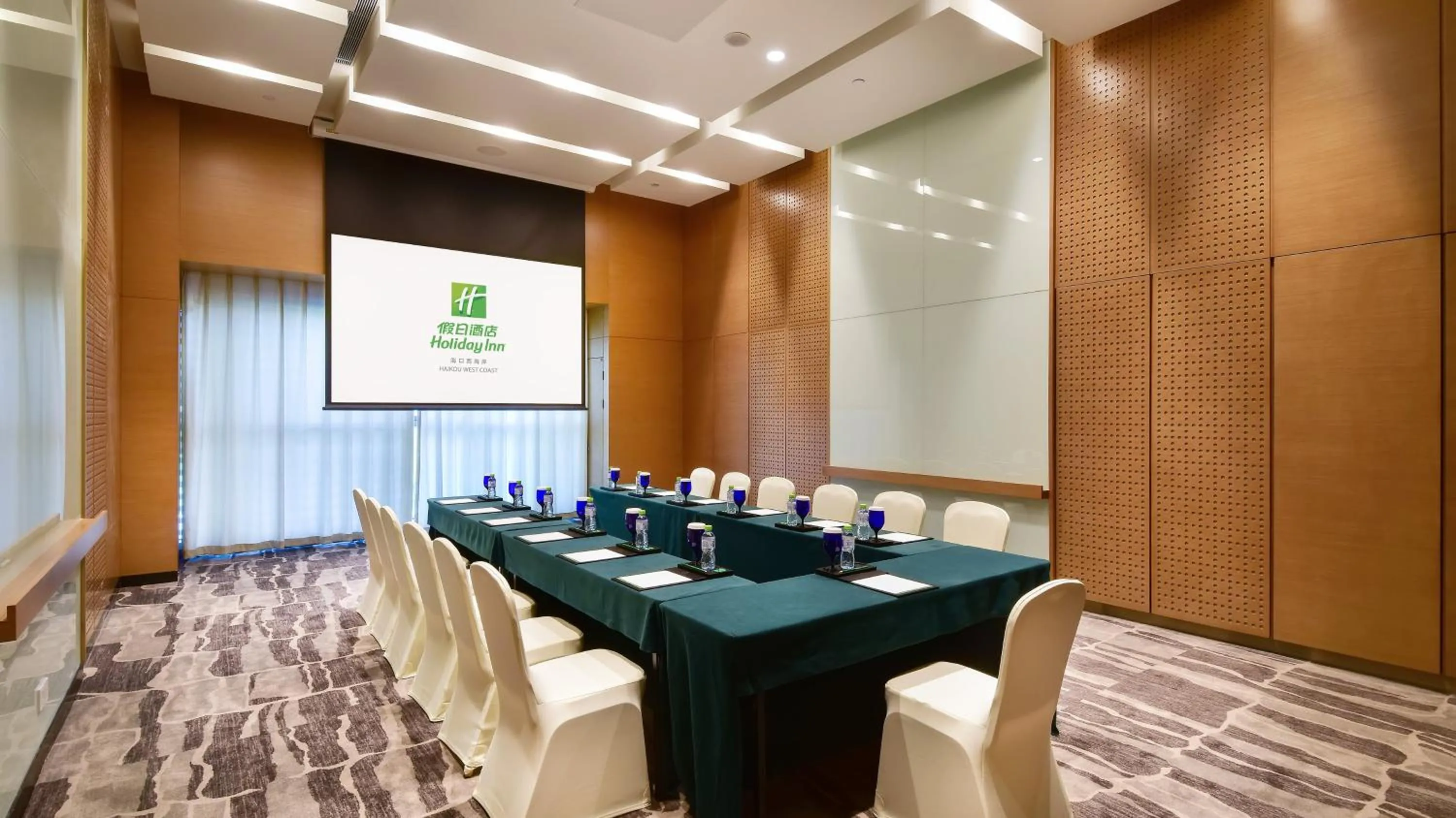 Meeting/conference room in Holiday Inn Haikou West Coast by IHG