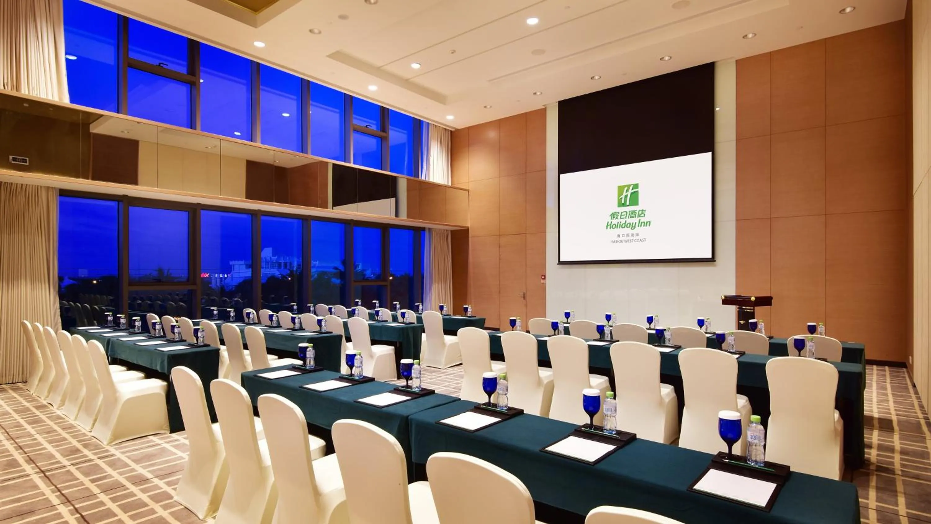 Meeting/conference room in Holiday Inn Haikou West Coast by IHG