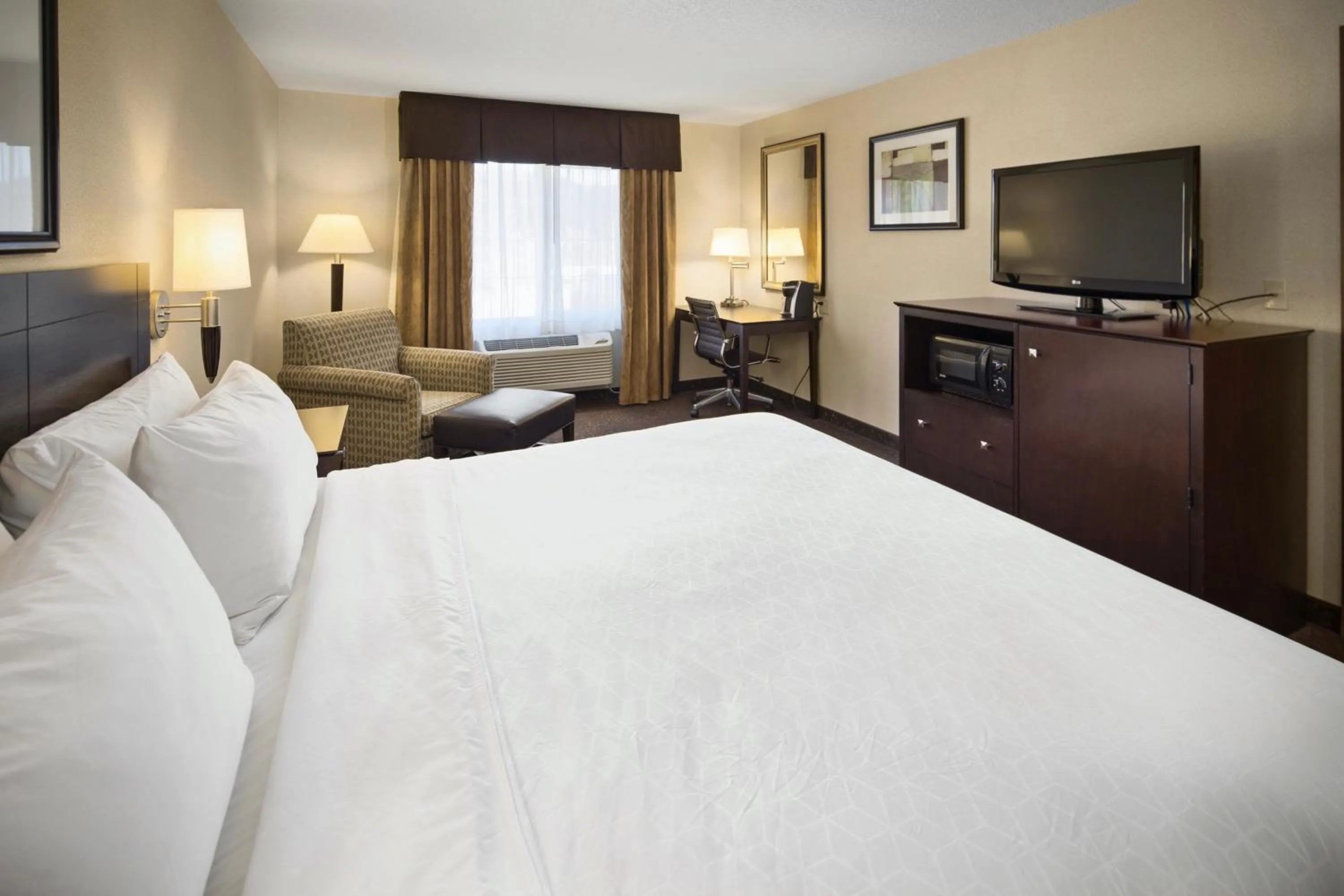 Photo of the whole room, Bed in Holiday Inn Express Hotel & Suites Hill City
