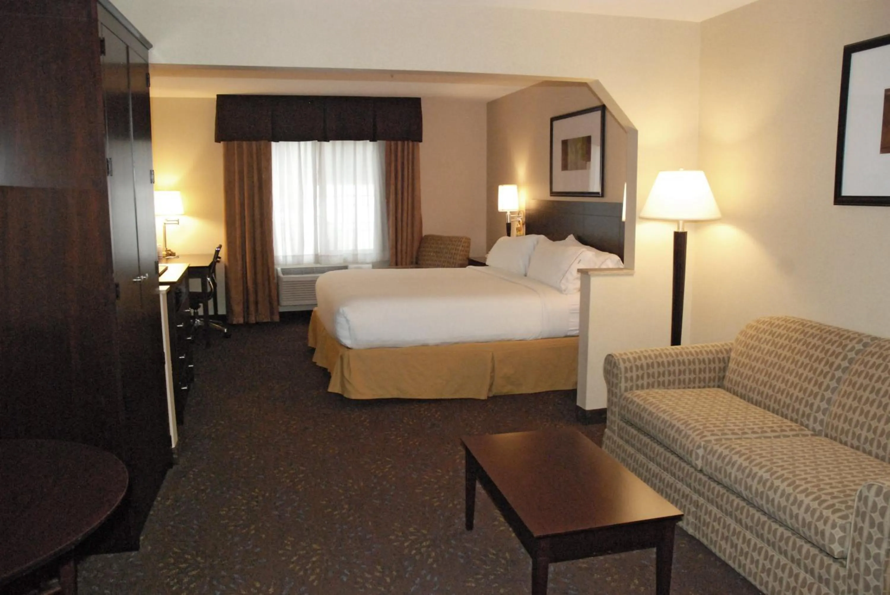 Photo of the whole room, Bed in Holiday Inn Express Hotel & Suites Hill City