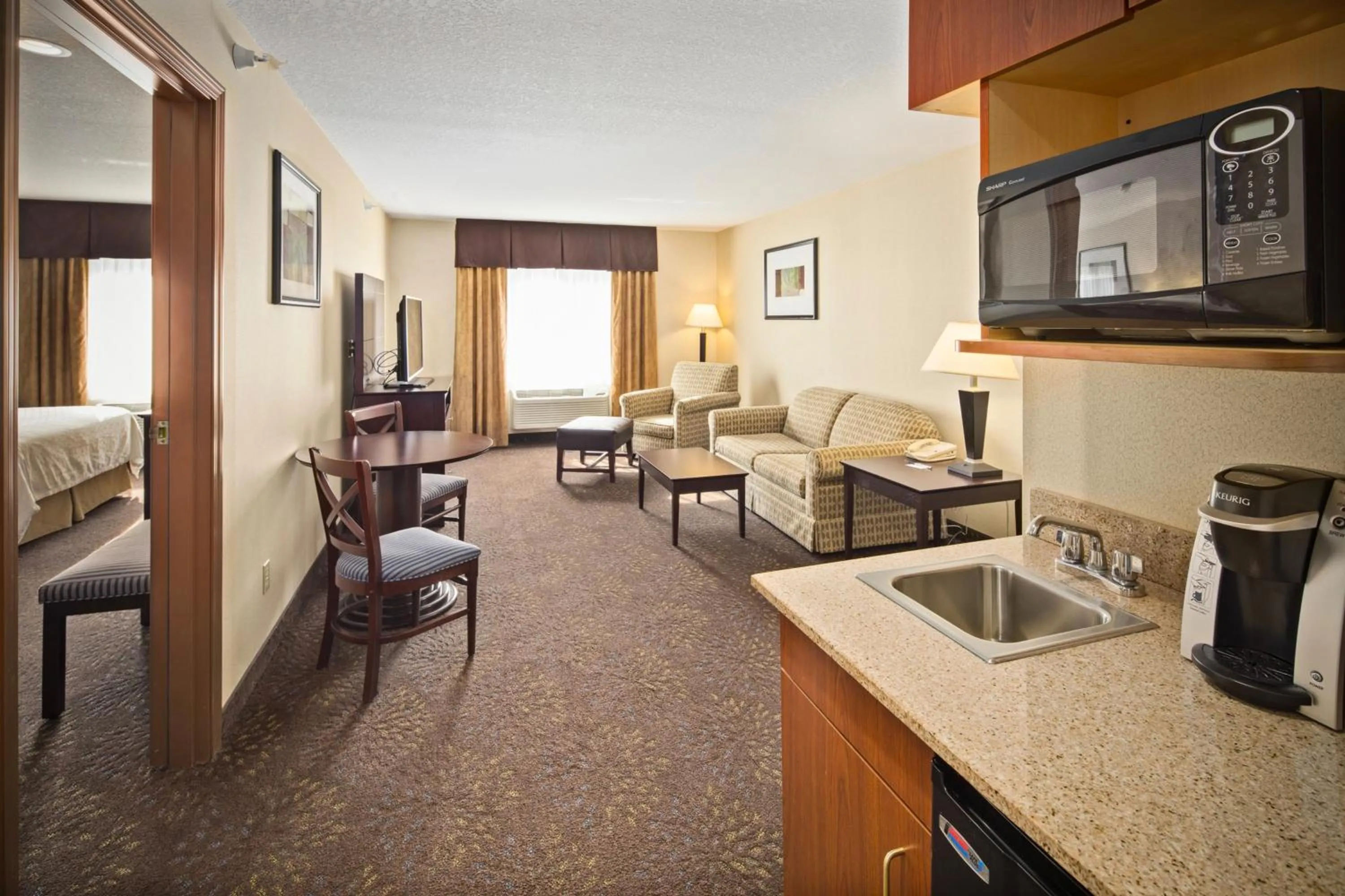 Photo of the whole room, Kitchen/Kitchenette in Holiday Inn Express Hotel & Suites Hill City