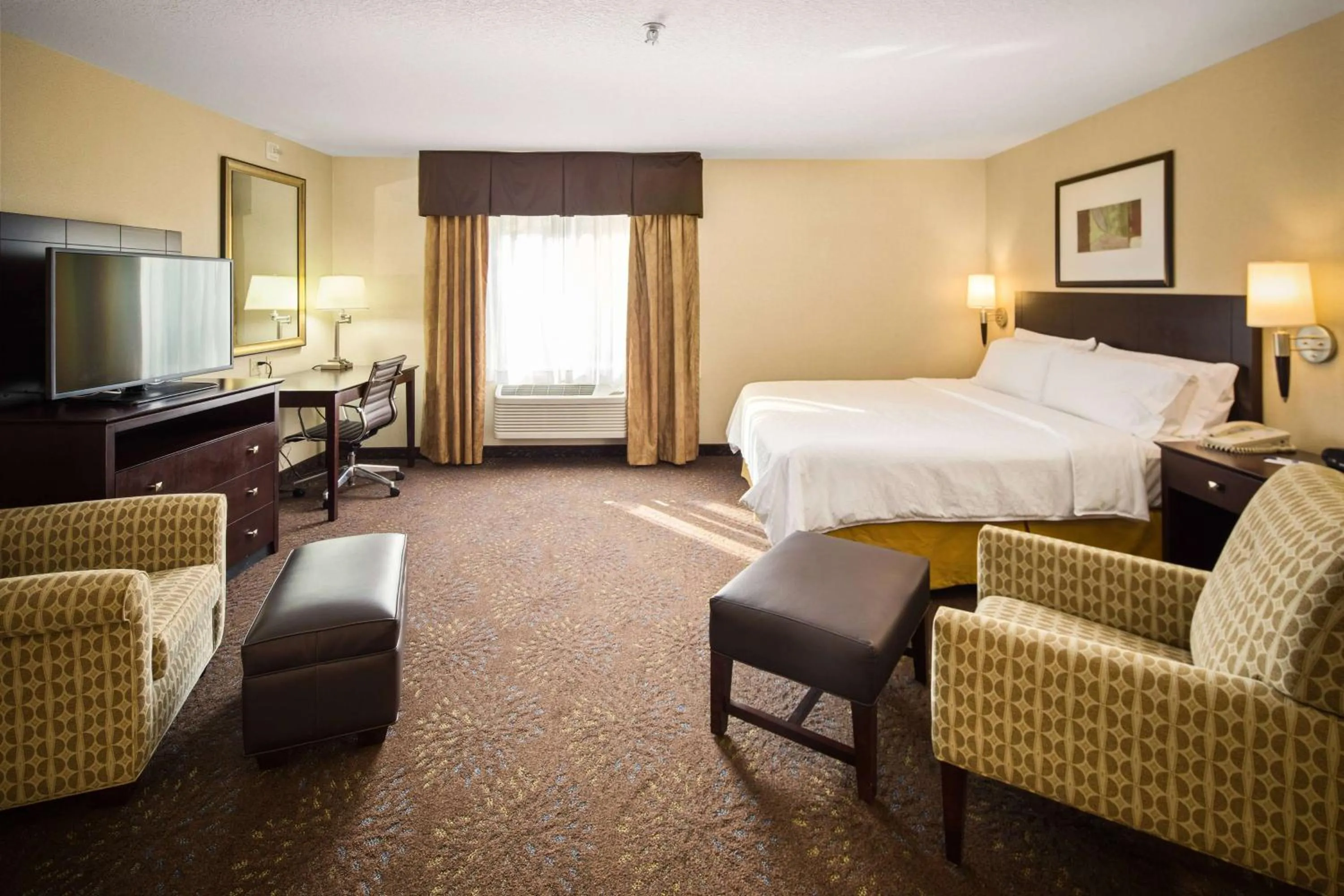 Bed in Holiday Inn Express Hotel & Suites Hill City