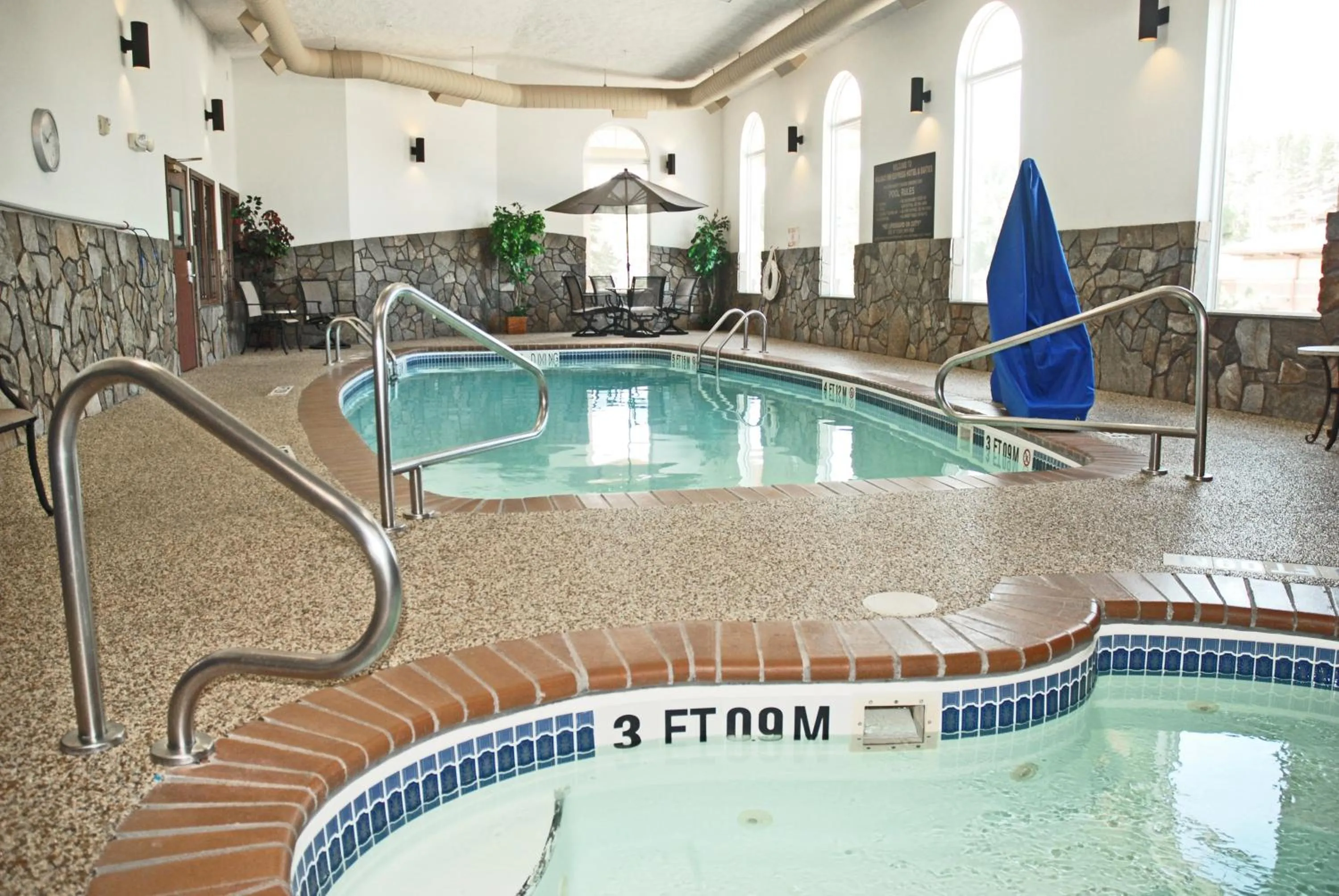 Swimming Pool in Holiday Inn Express Hotel & Suites Hill City