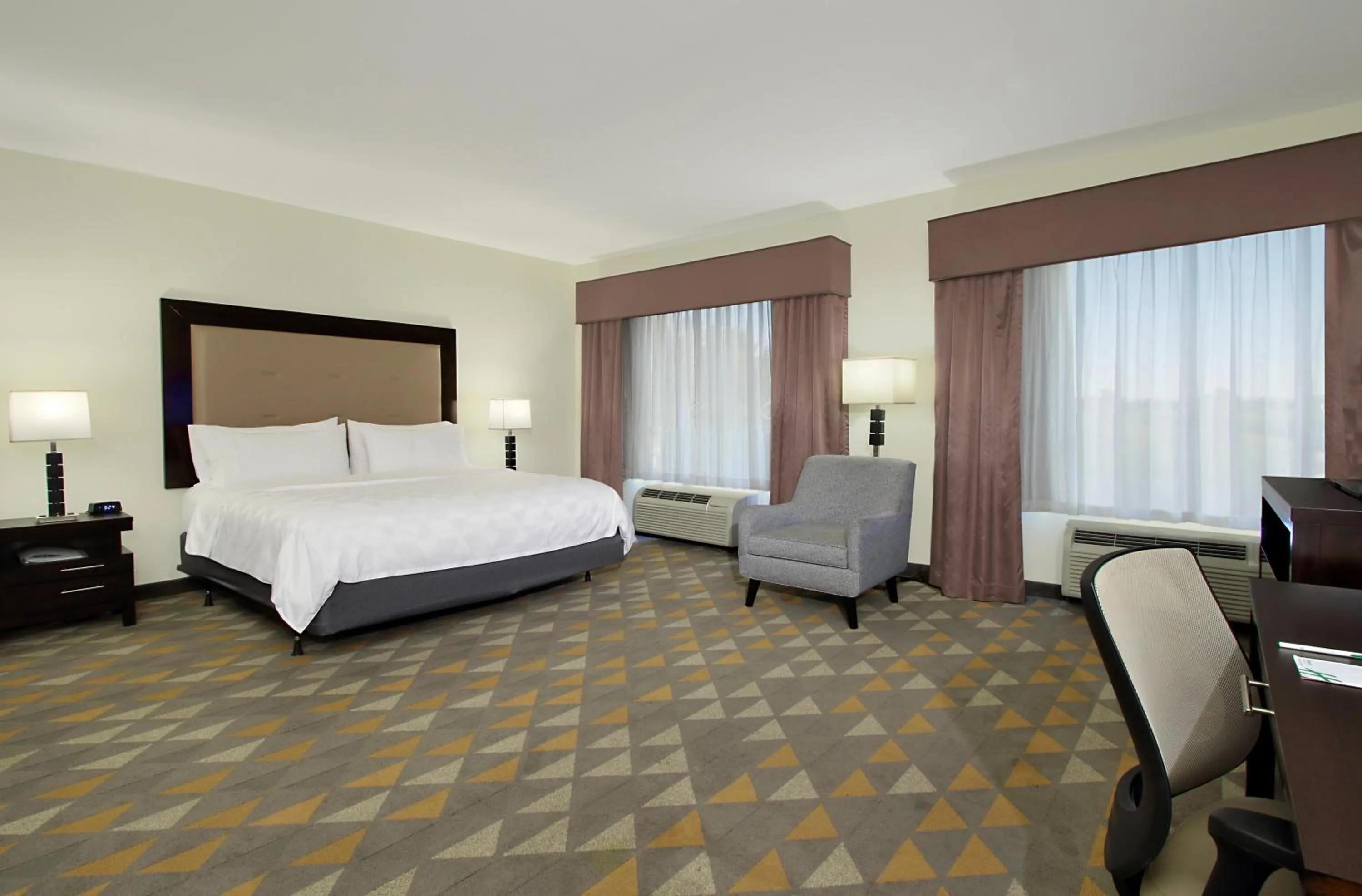 Photo of the whole room, Bed in Holiday Inn Hammond by IHG