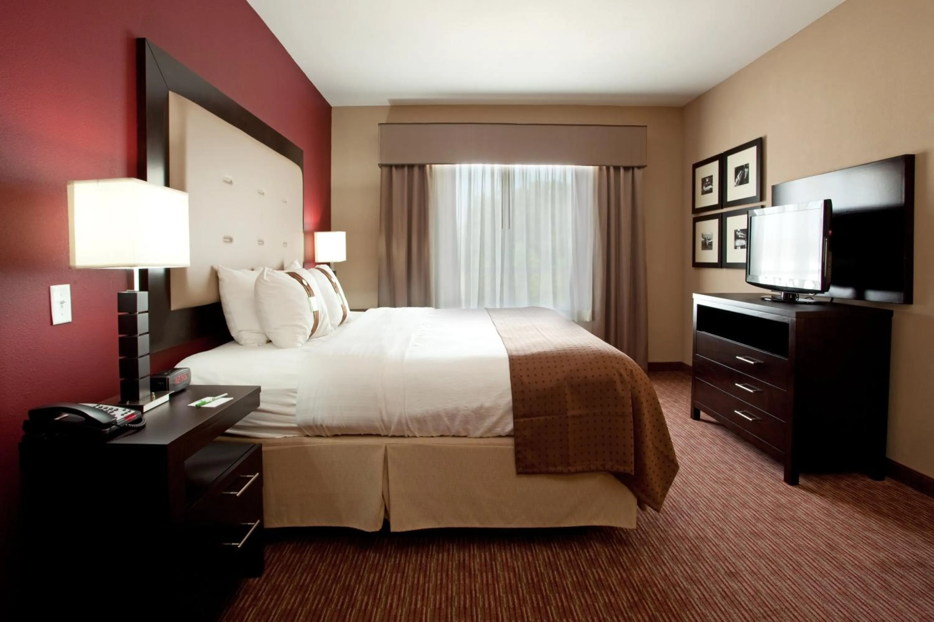 Photo of the whole room, Bed in Holiday Inn Hammond by IHG