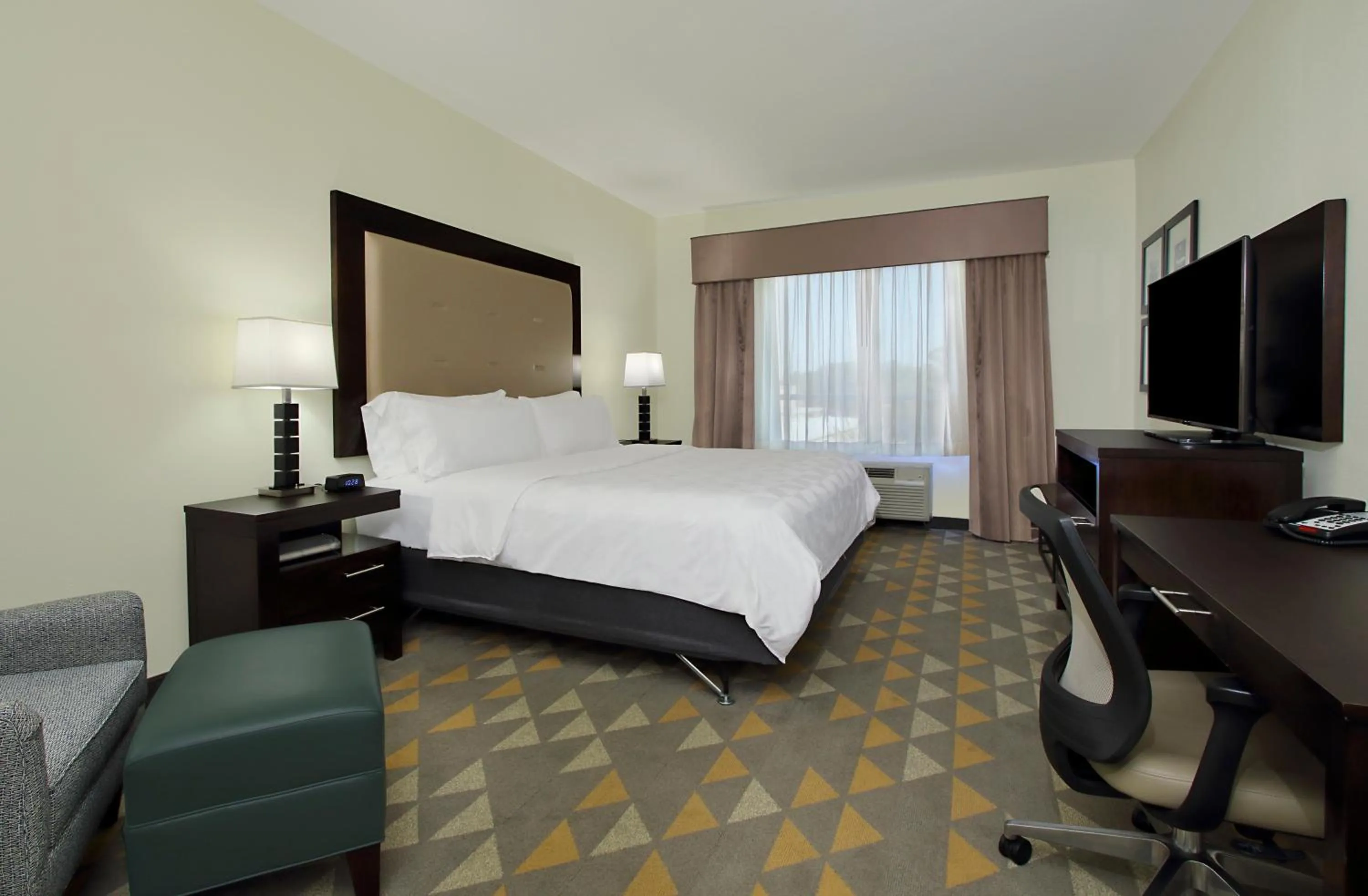 Photo of the whole room, Bed in Holiday Inn Hammond by IHG
