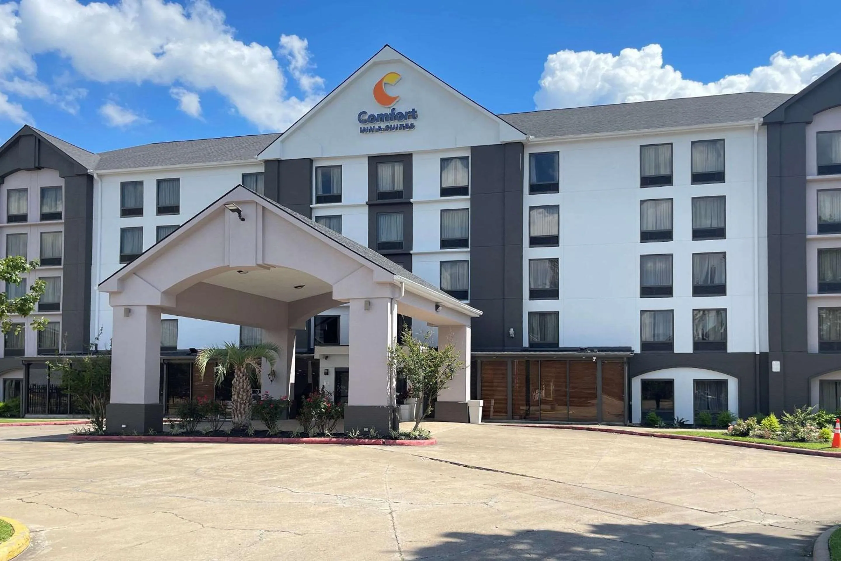 Property building in Comfort Inn & Suites Houston I-10 West Energy Corridor