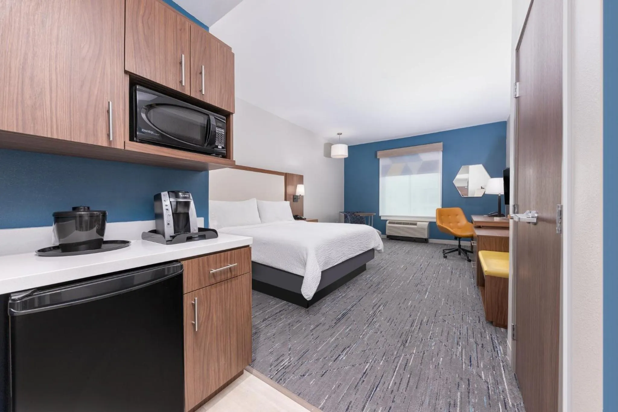 Photo of the whole room, Bed in Holiday Inn Express & Suites Houston S - Medical Ctr Area by IHG