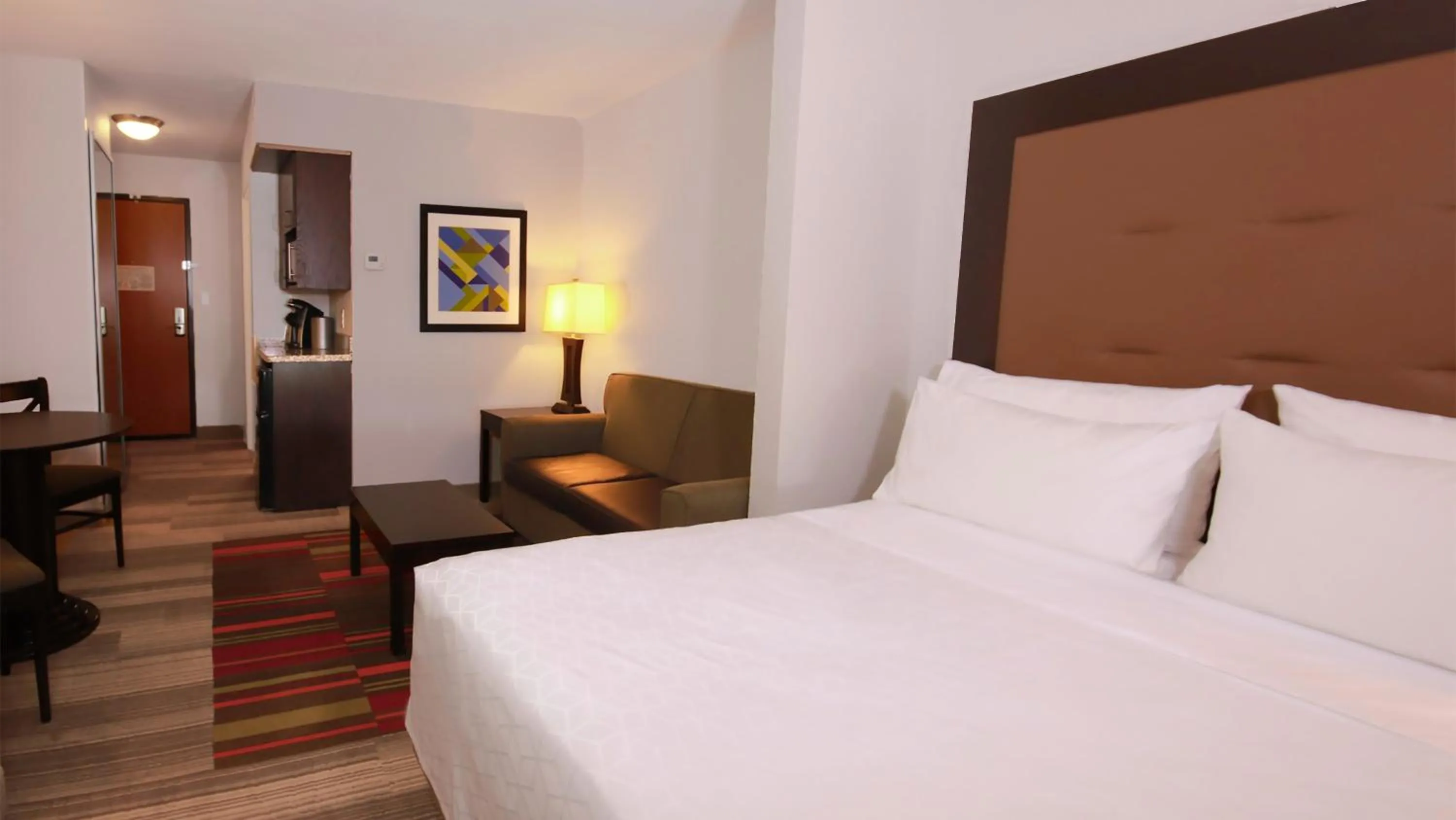 Photo of the whole room, Bed in Holiday Inn Express & Suites Ironton by IHG