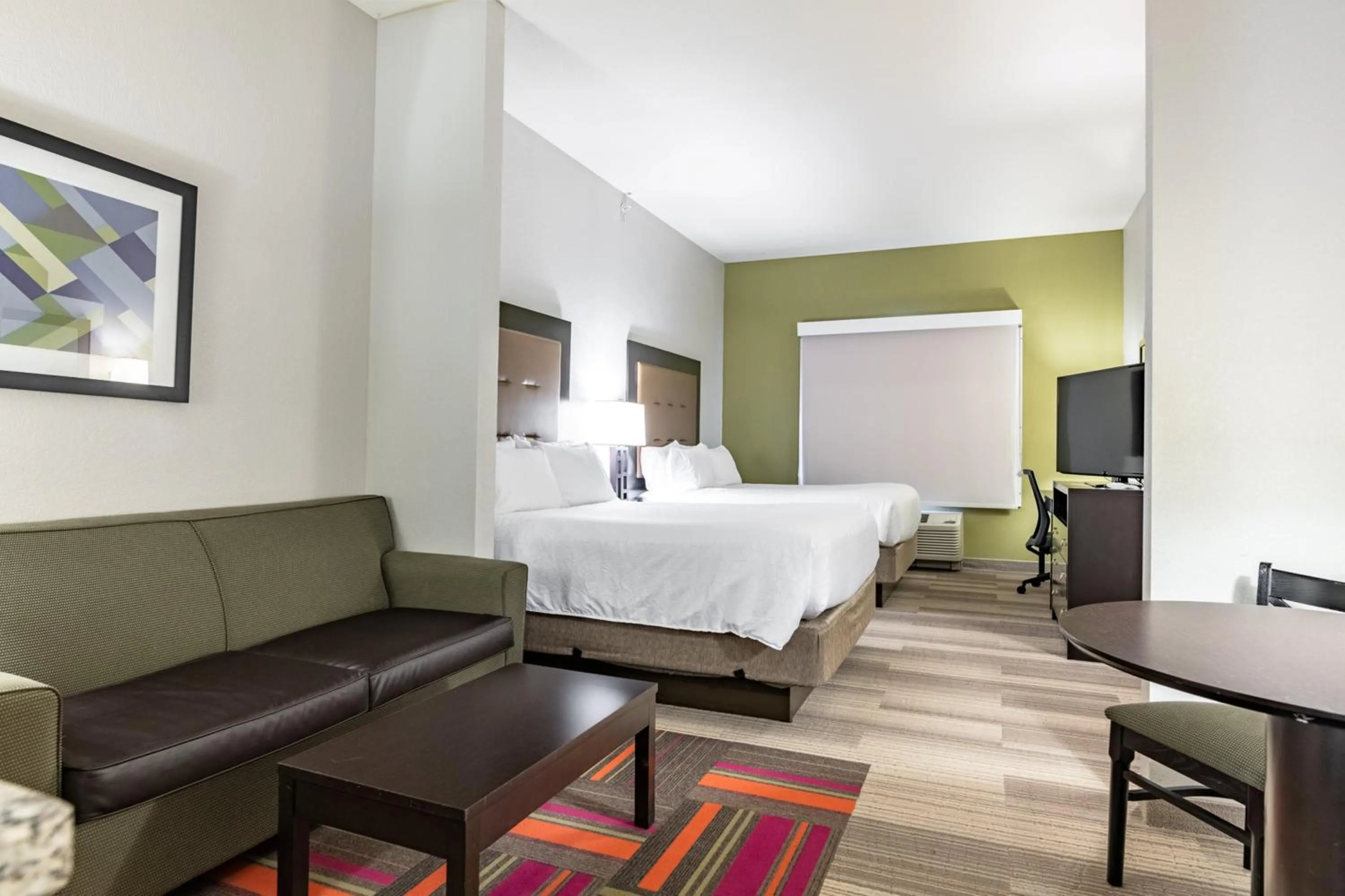 Photo of the whole room, Bed in Holiday Inn Express & Suites Ironton by IHG