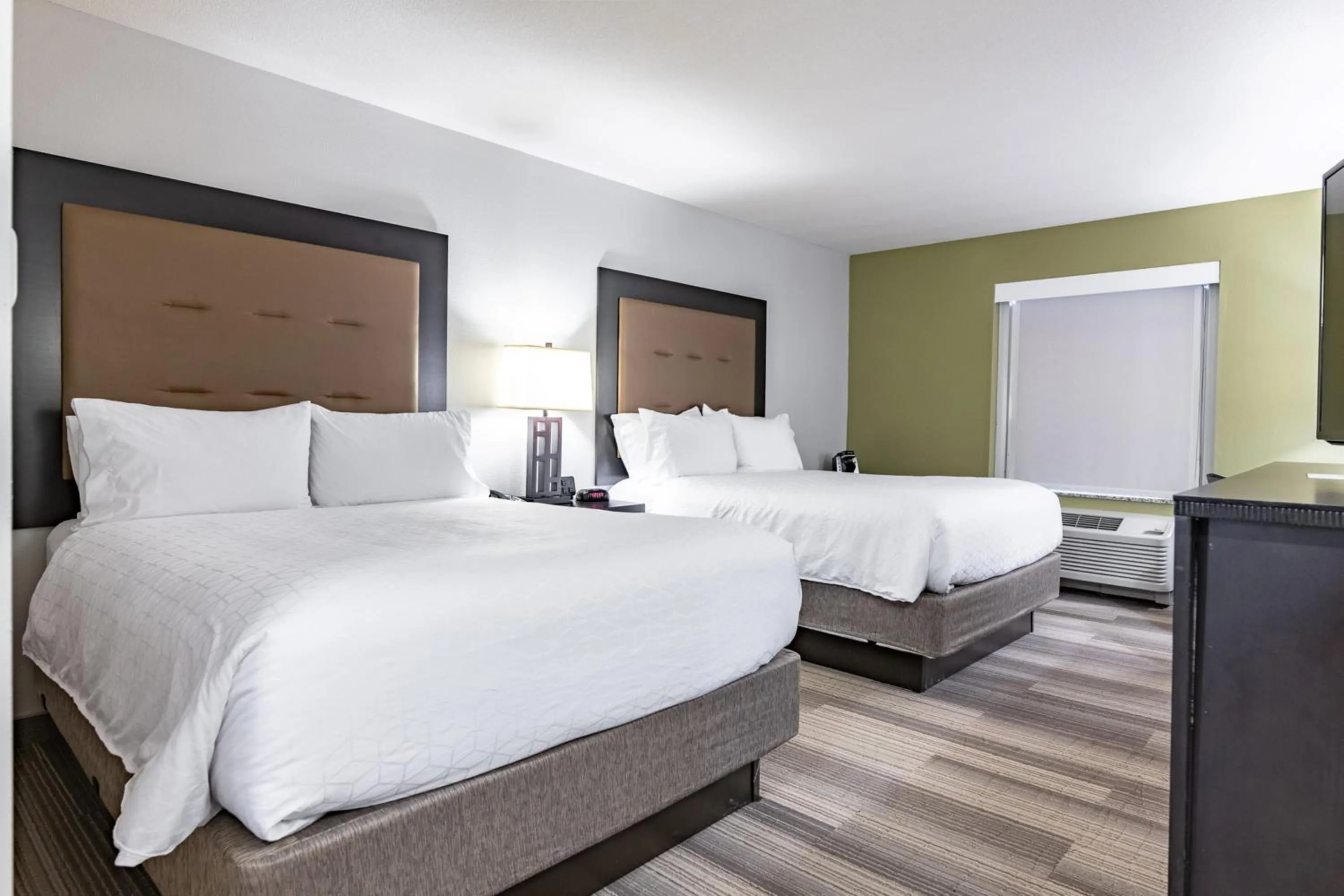 Photo of the whole room, Bed in Holiday Inn Express & Suites Ironton by IHG