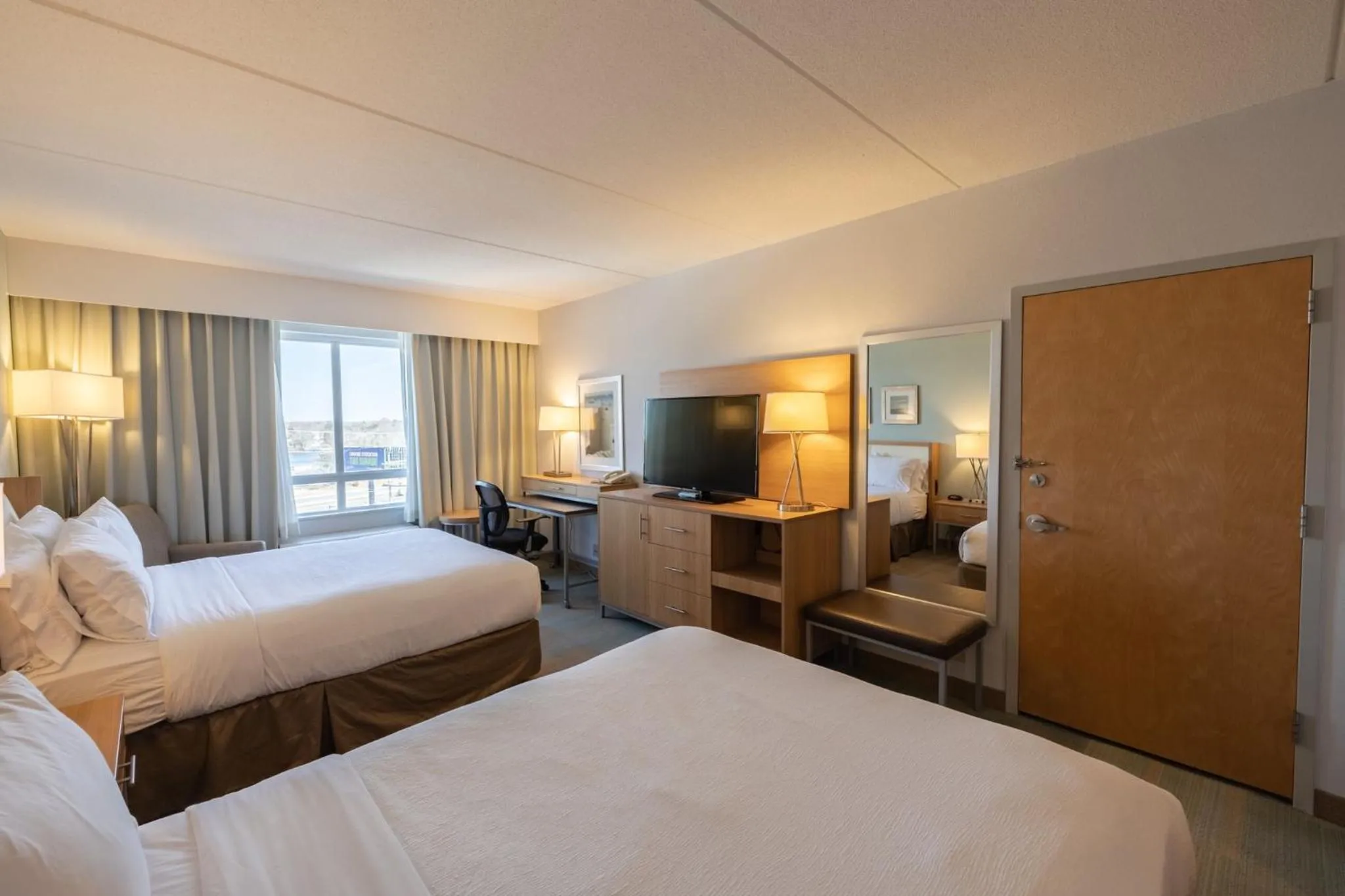 Photo of the whole room, Bed in Holiday Inn Manahawkin/Long Beach Island by IHG