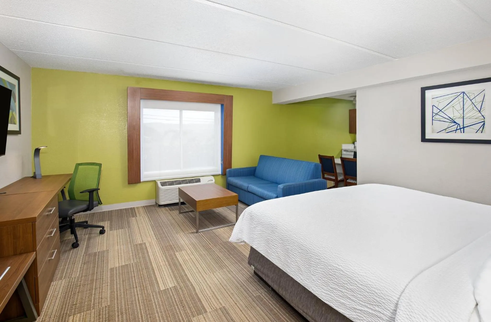 Photo of the whole room, Bed in Holiday Inn Express & Suites Kings Mountain - Shelby Area by IHG