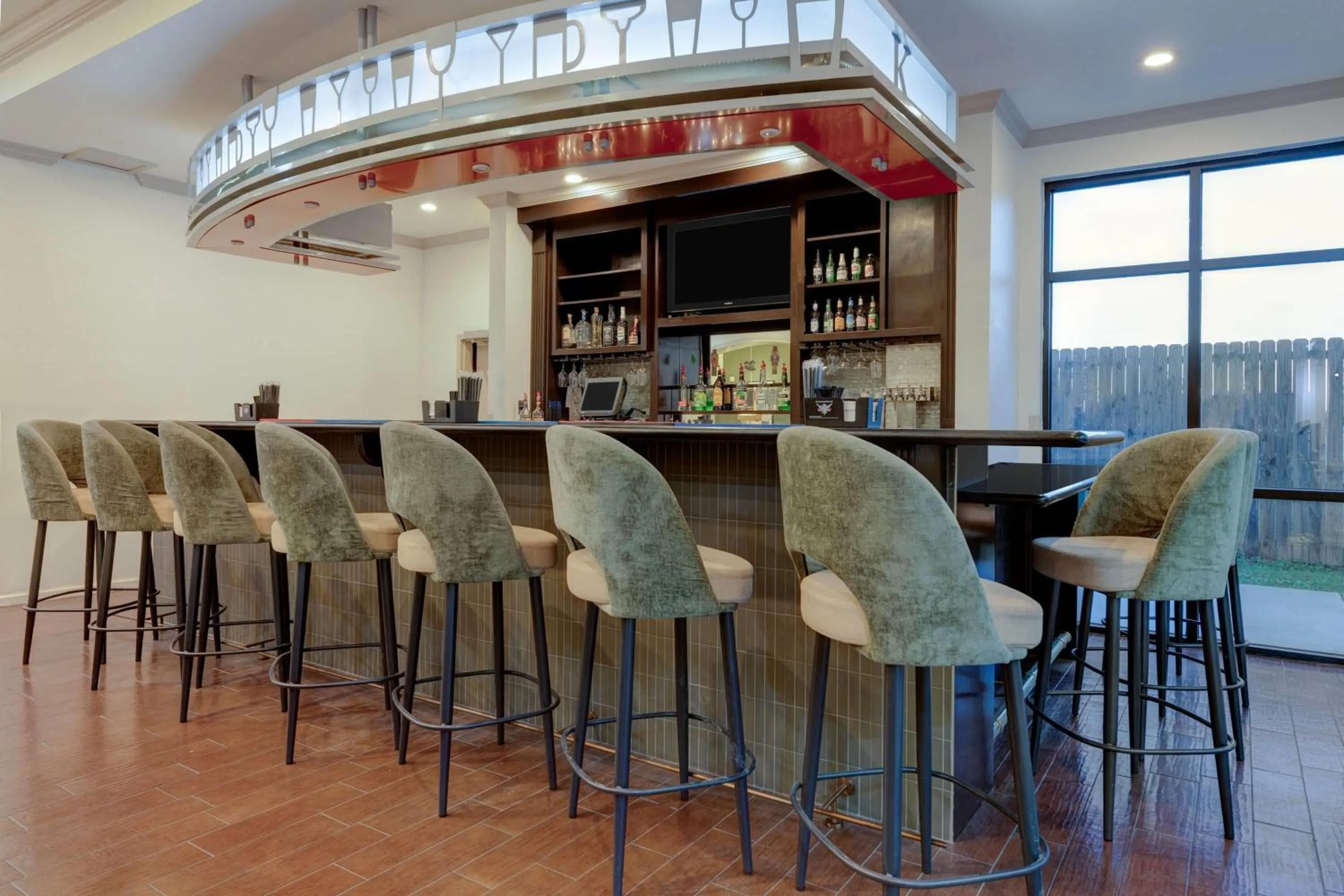 Lounge or bar in Wyndham Lake Charles