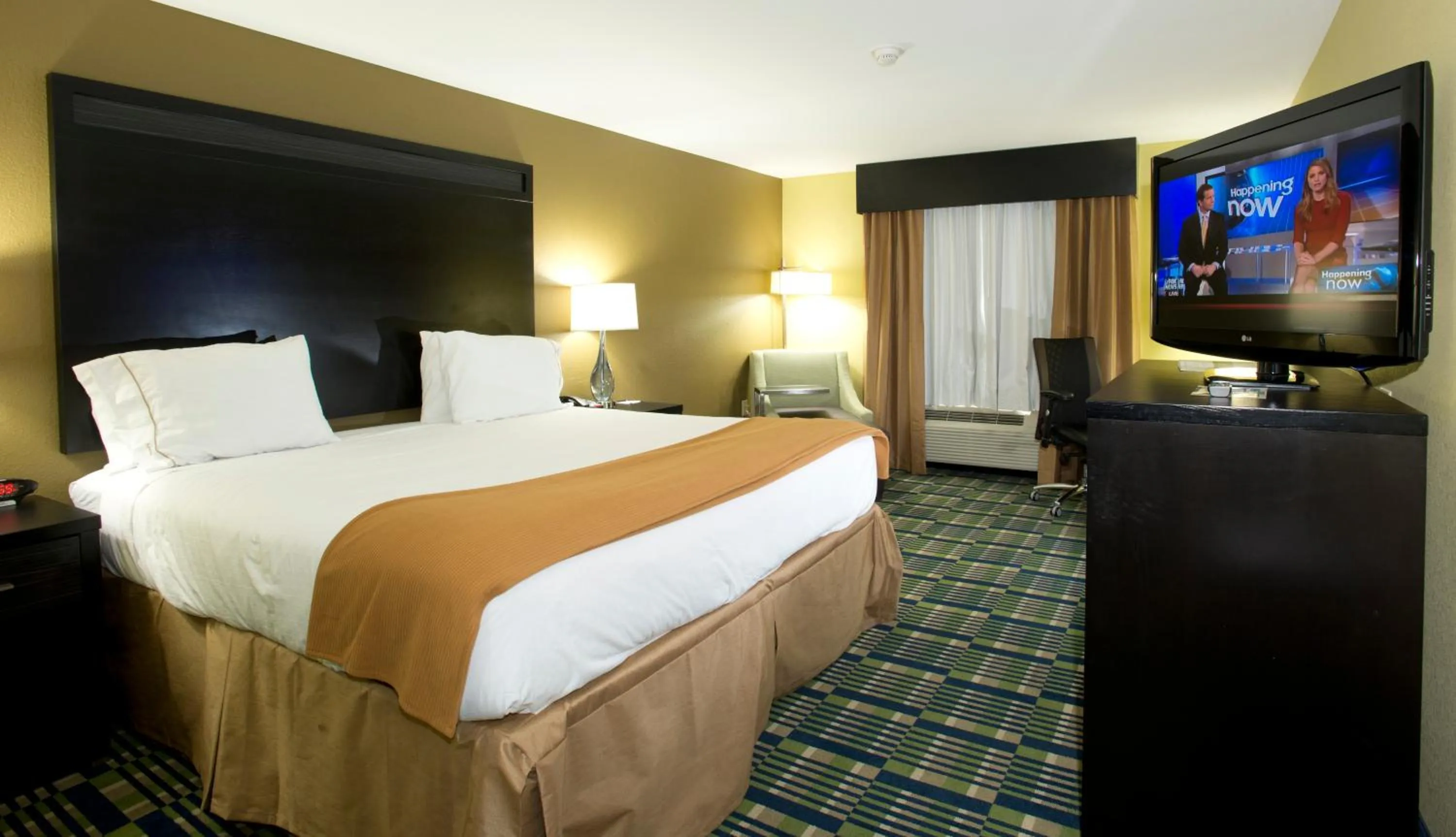 Photo of the whole room, Bed in Holiday Inn Express & Suites Morrilton by IHG