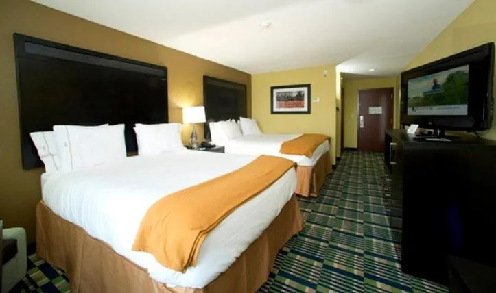 Bed in Holiday Inn Express & Suites Morrilton by IHG