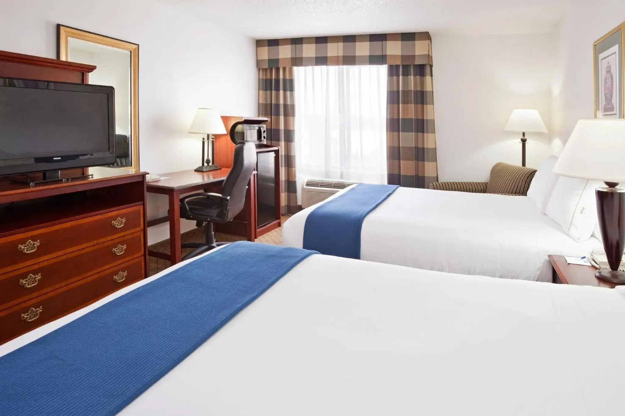 Standard Queen Room with Two Queen Beds in Holiday Inn Express & Suites Alliance by IHG Standard Queen Room with Two Queen Beds in Holiday Inn Express & Suites Alliance by IHG