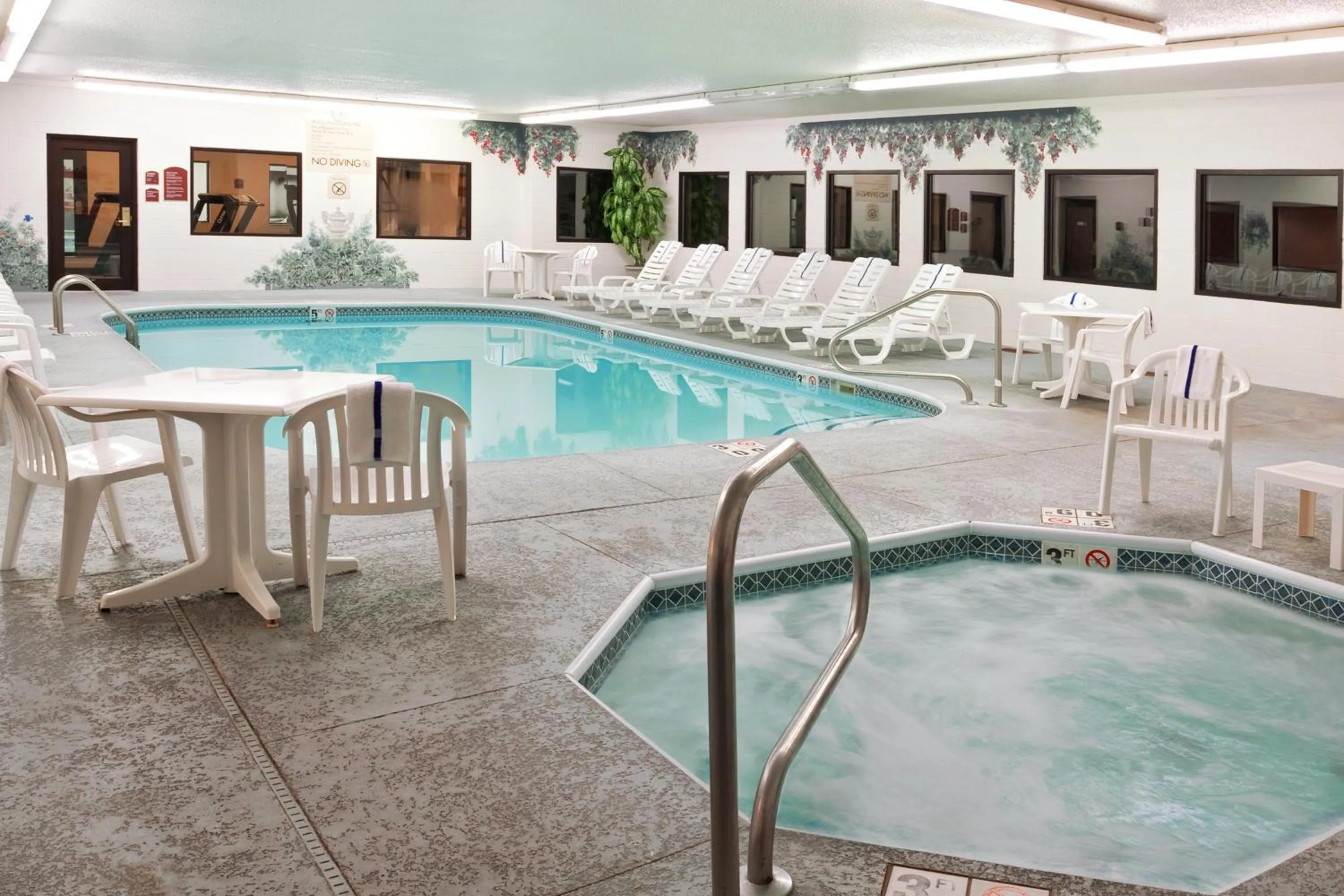 Swimming pool in Holiday Inn Express & Suites Alliance by IHG