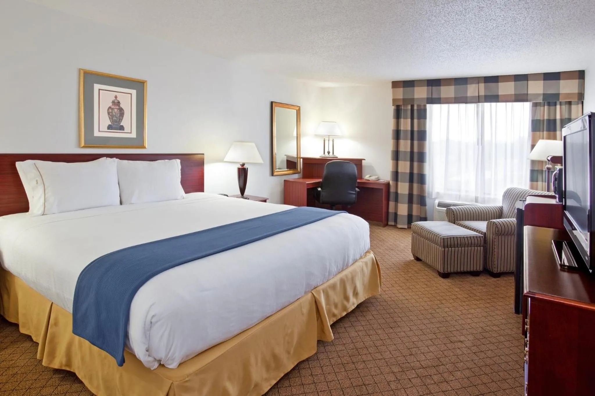 Photo of the whole room, Bed in Holiday Inn Express & Suites Alliance by IHG