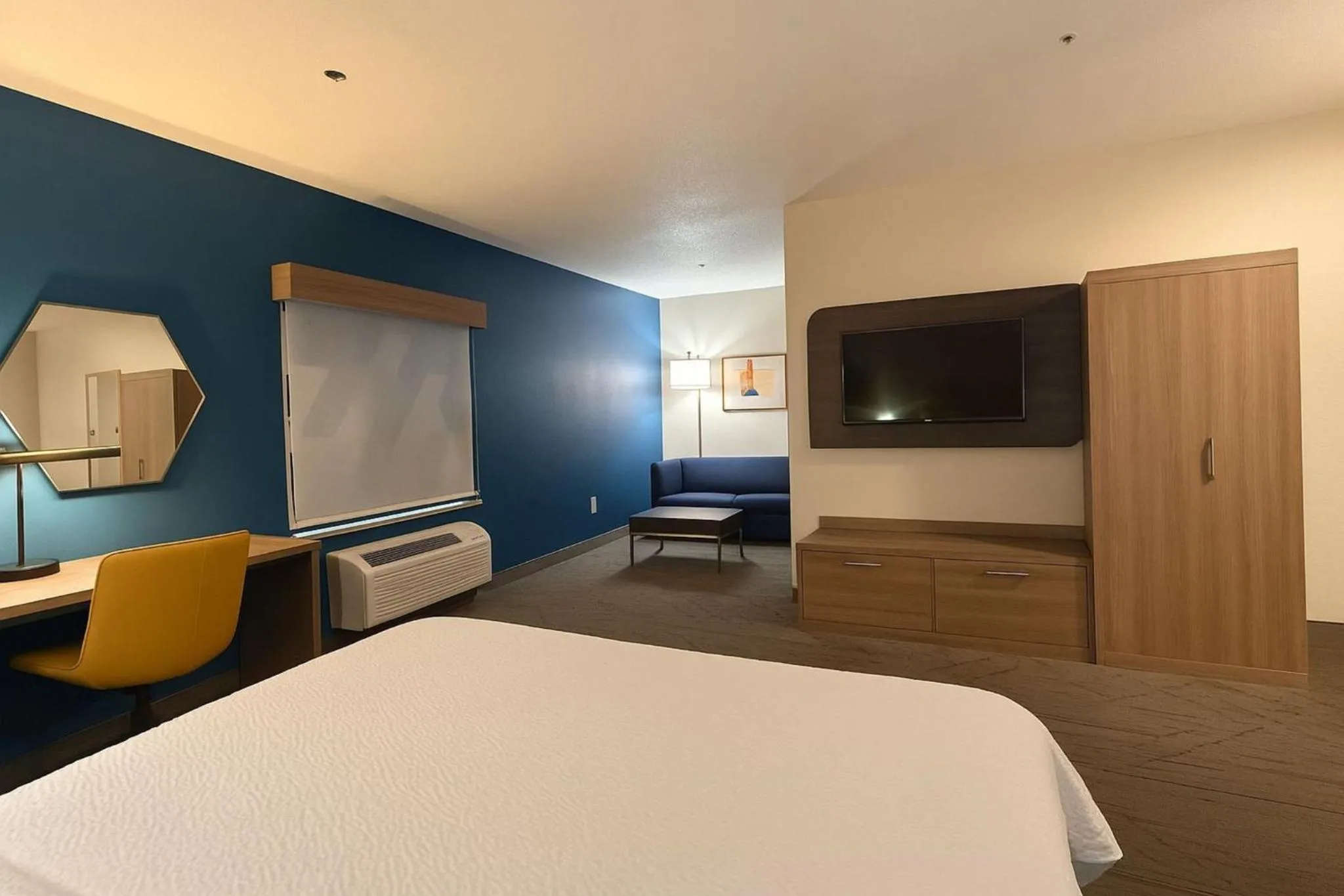 Photo of the whole room, Bed in Holiday Inn Express & Suites Alliance by IHG