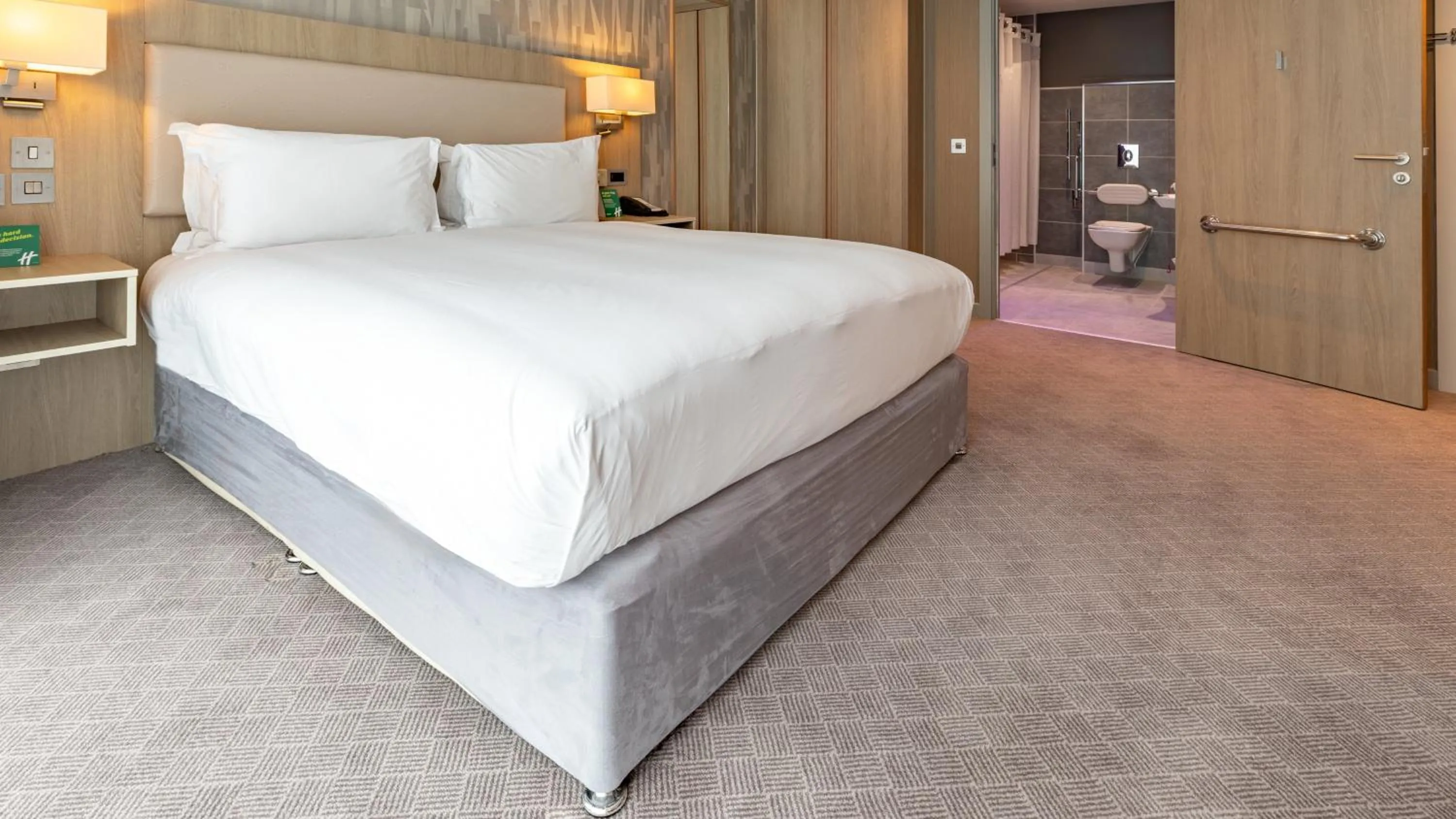 Photo of the whole room, Bed in Holiday Inn Manchester - City Centre by IHG