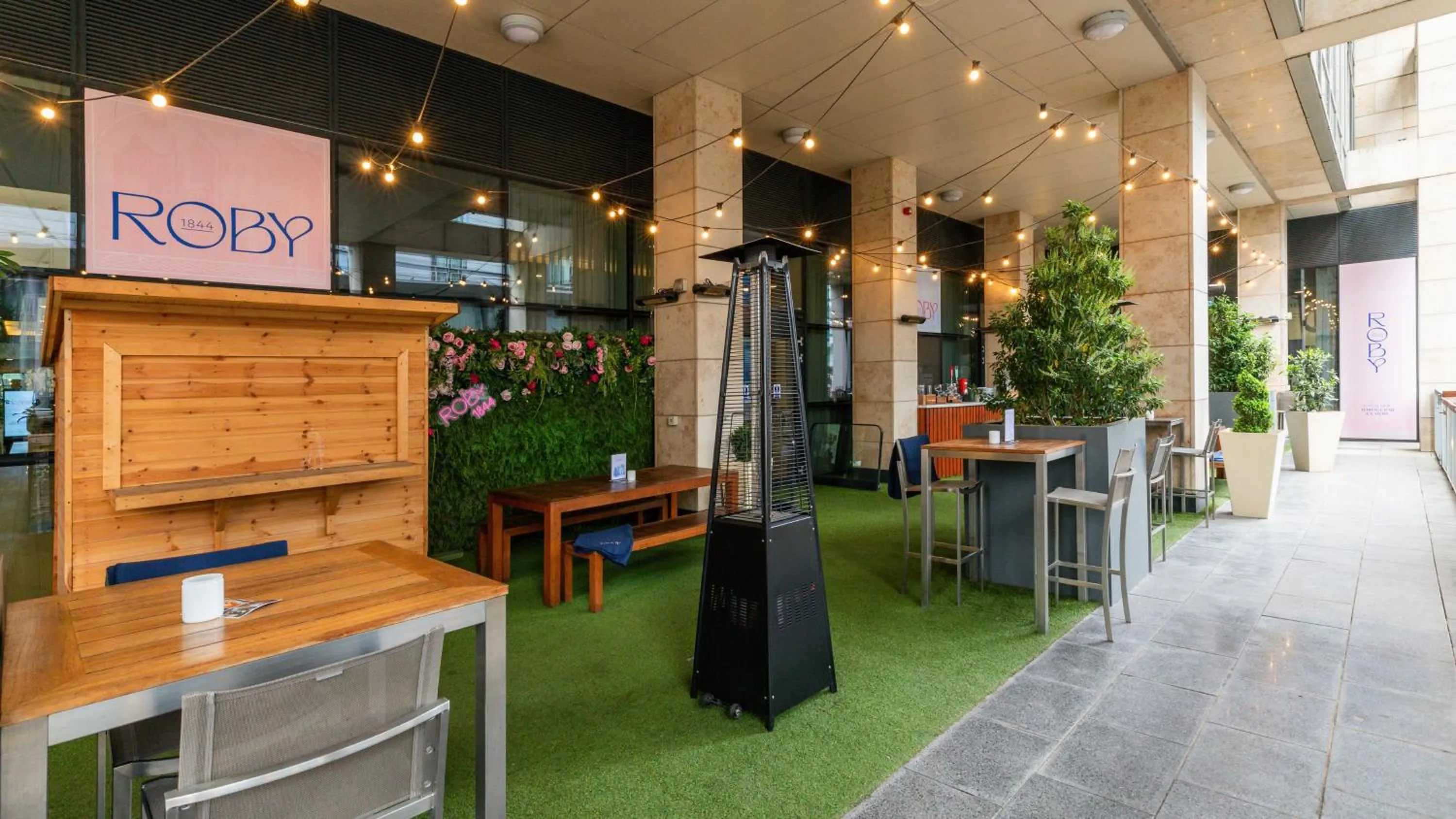 Lounge or bar in Holiday Inn Manchester - City Centre by IHG